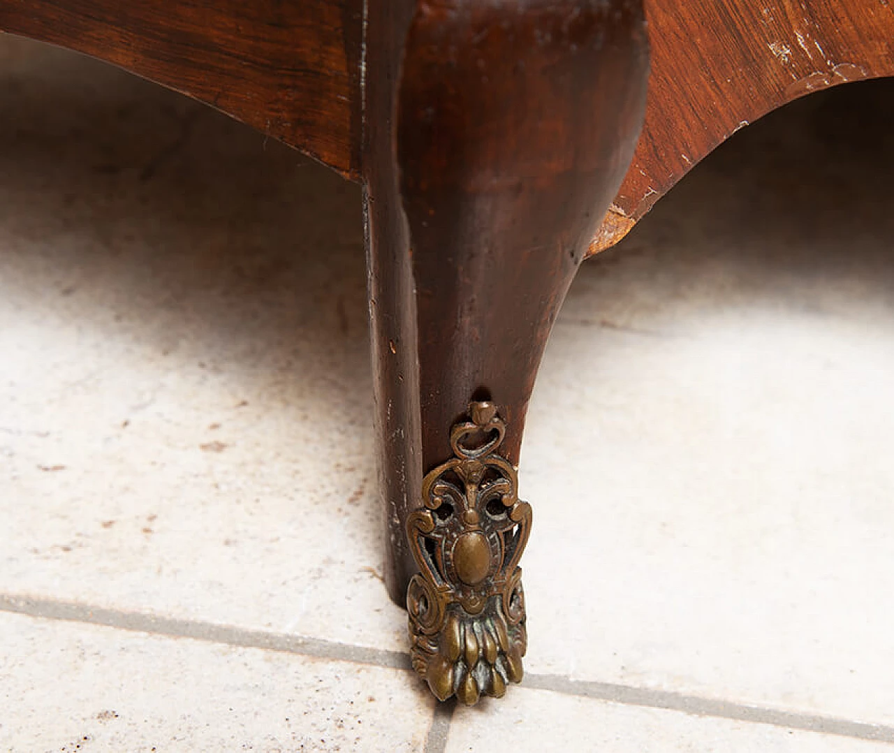Vetrina Napoleone III in legno esotico pregiato con intarsio floreale e applicazioni in bronzo dorato, '800 5