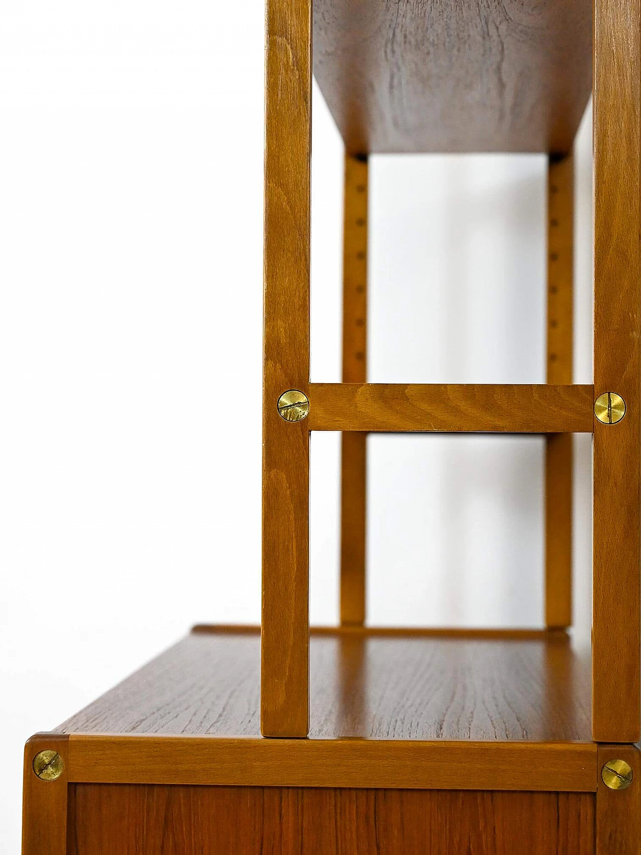 Libreria scandinava in legno con ante scorrevoli, anni '60 9