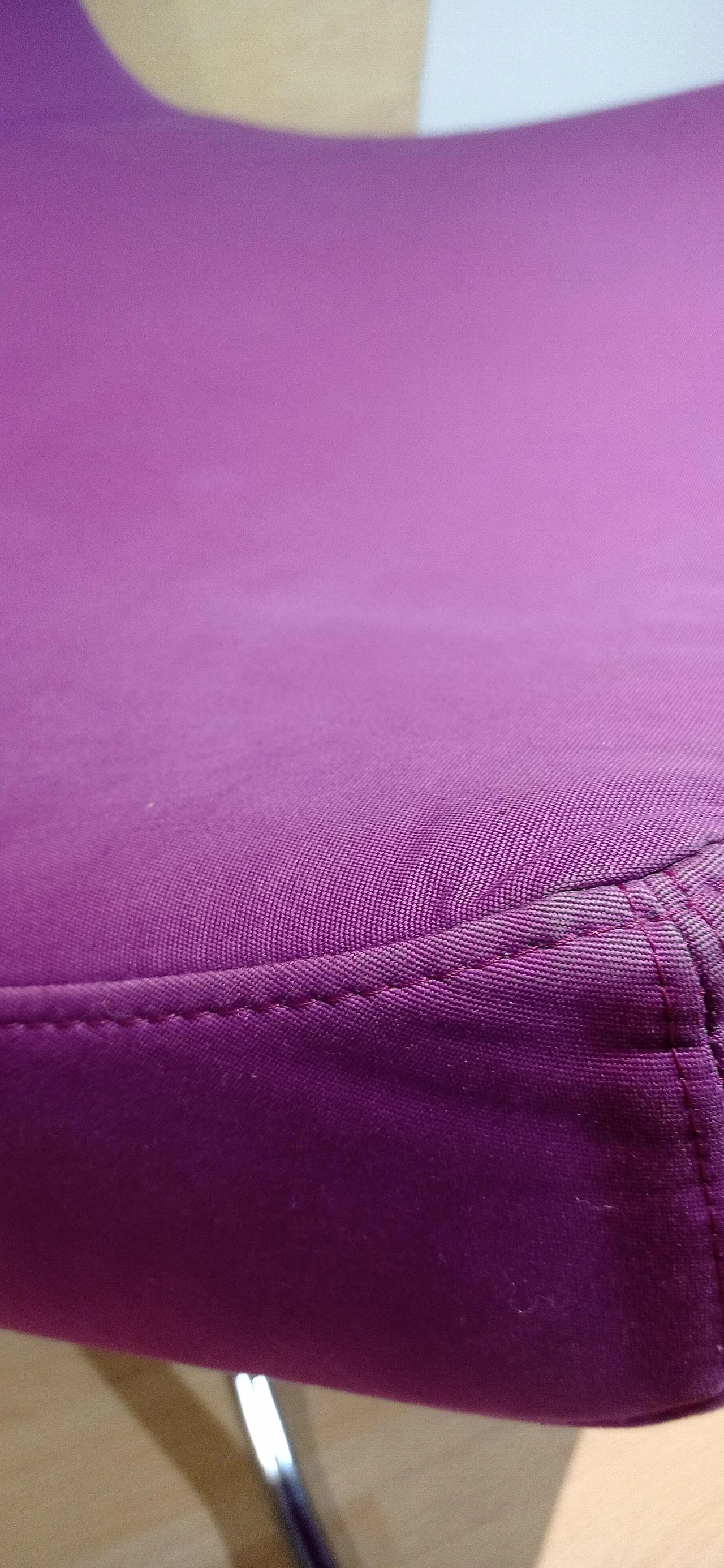 Poltrona Pop in tessuto viola di Christian Werner per Ligne Roset 11