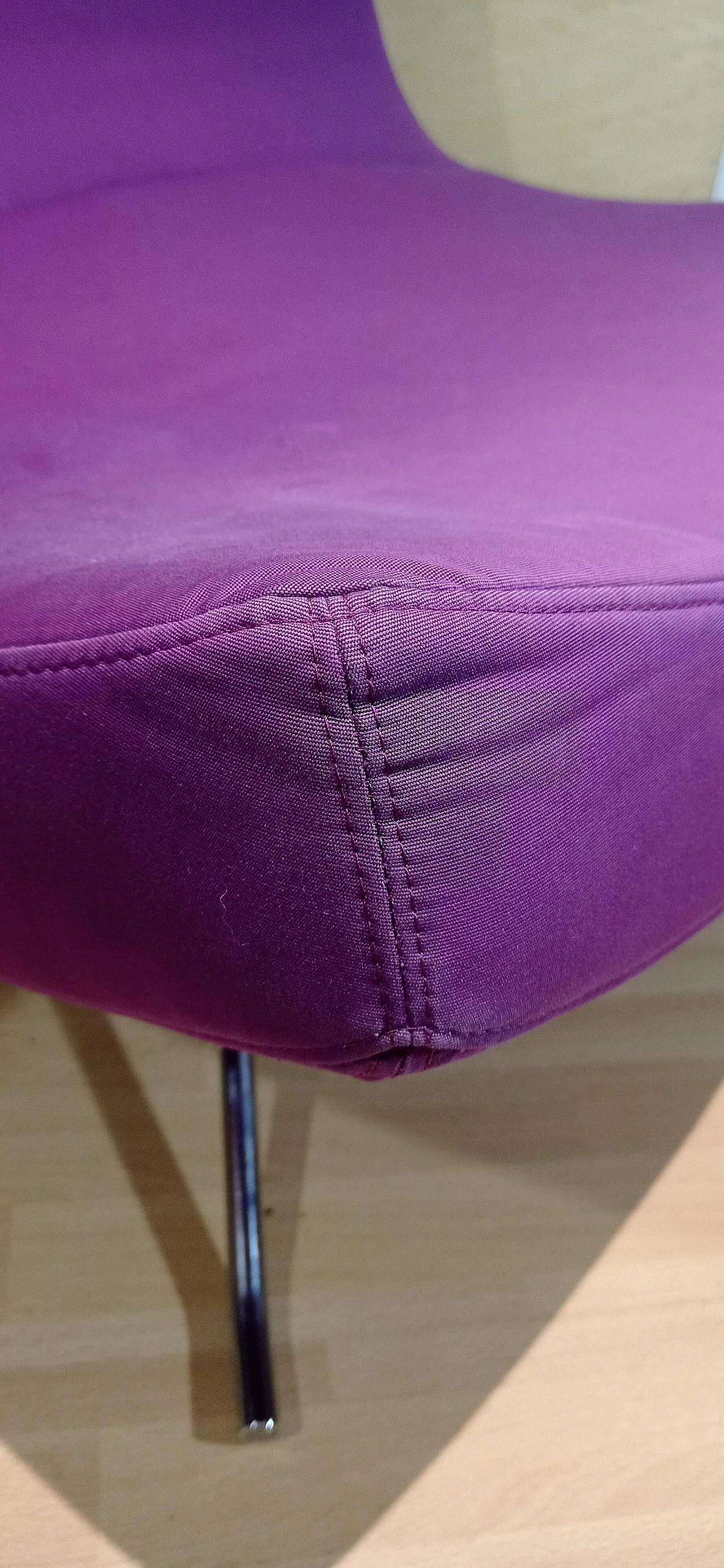 Poltrona Pop in tessuto viola di Christian Werner per Ligne Roset 14