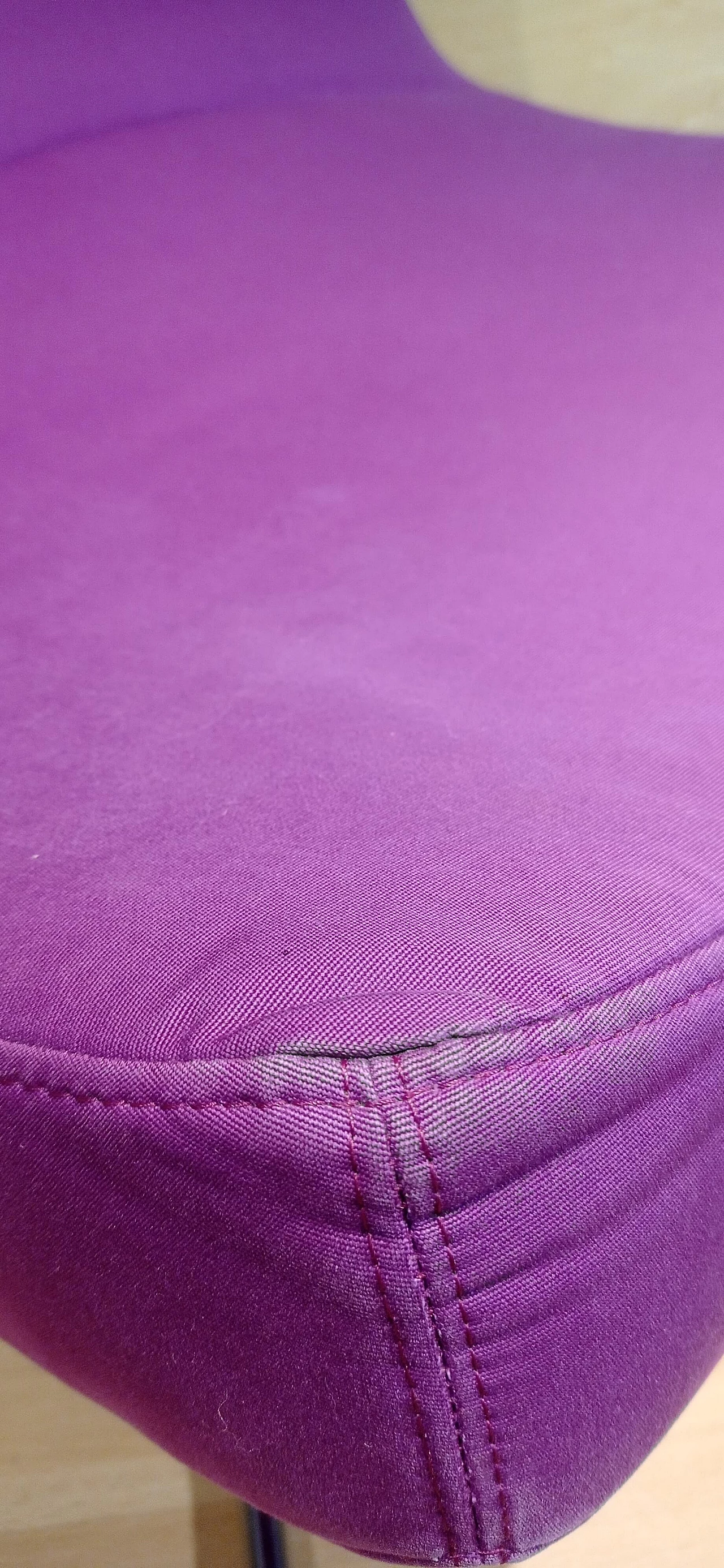 Poltrona Pop in tessuto viola di Christian Werner per Ligne Roset 15