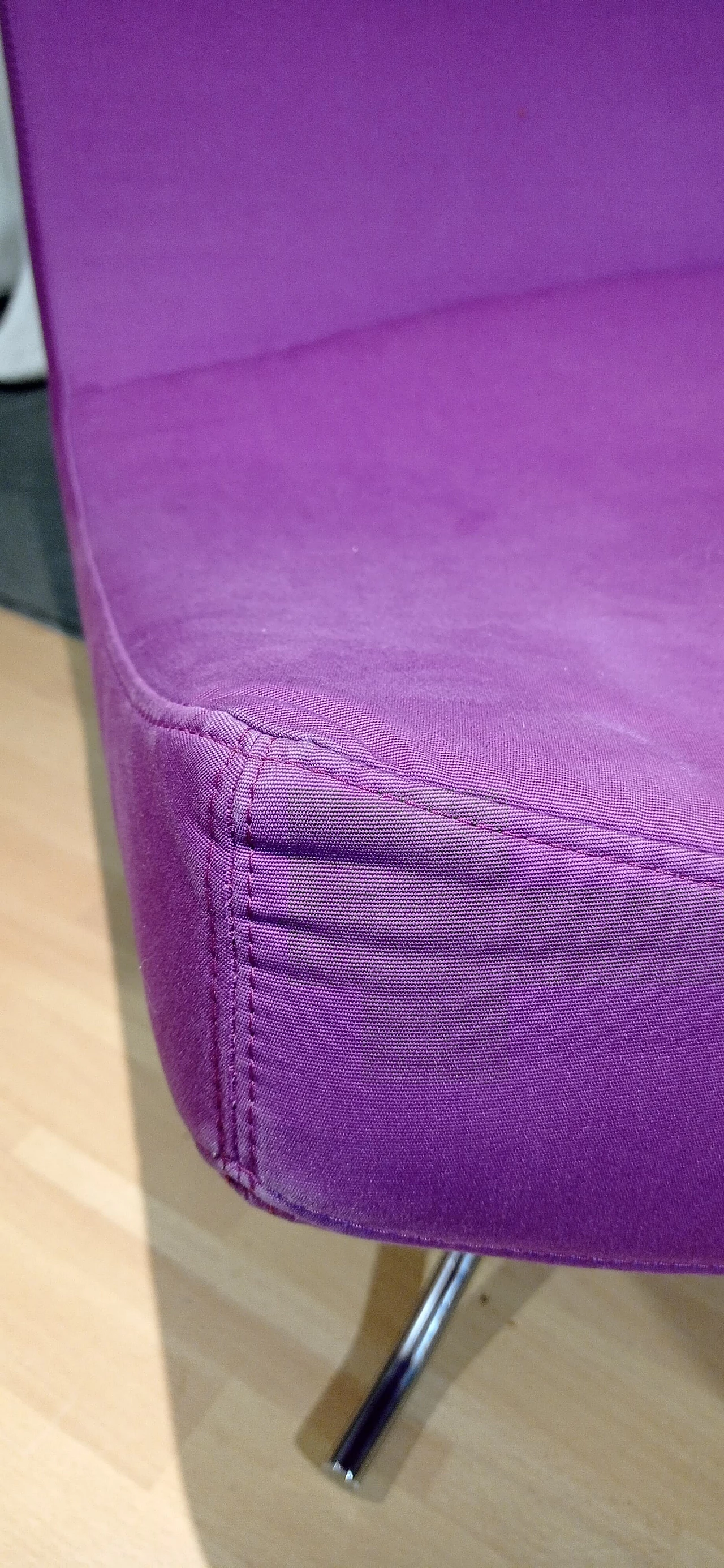 Poltrona Pop in tessuto viola di Christian Werner per Ligne Roset 18