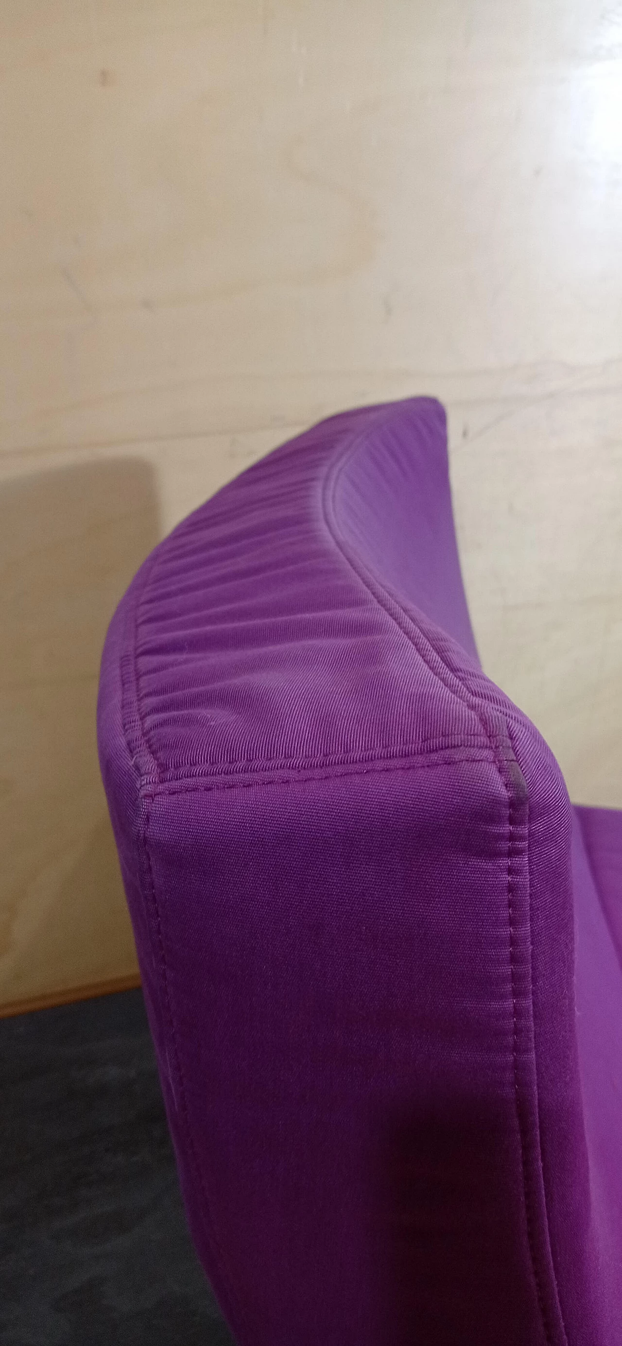 Poltrona Pop in tessuto viola di Christian Werner per Ligne Roset 37