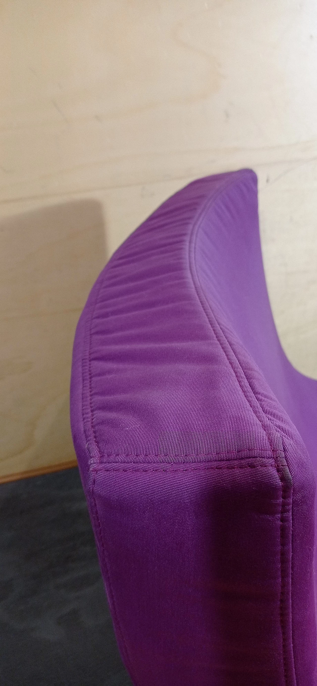 Poltrona Pop in tessuto viola di Christian Werner per Ligne Roset 38