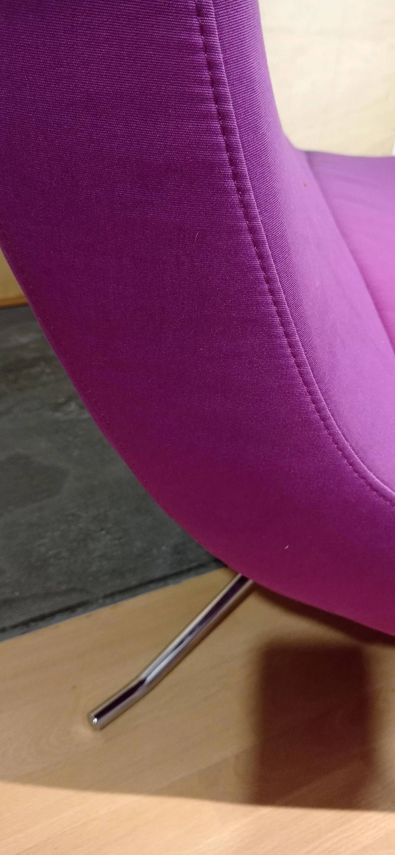 Poltrona Pop in tessuto viola di Christian Werner per Ligne Roset 39