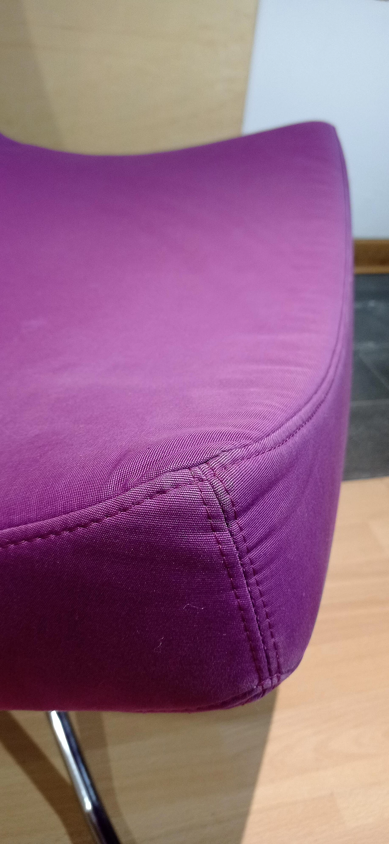 Poltrona Pop in tessuto viola di Christian Werner per Ligne Roset 44