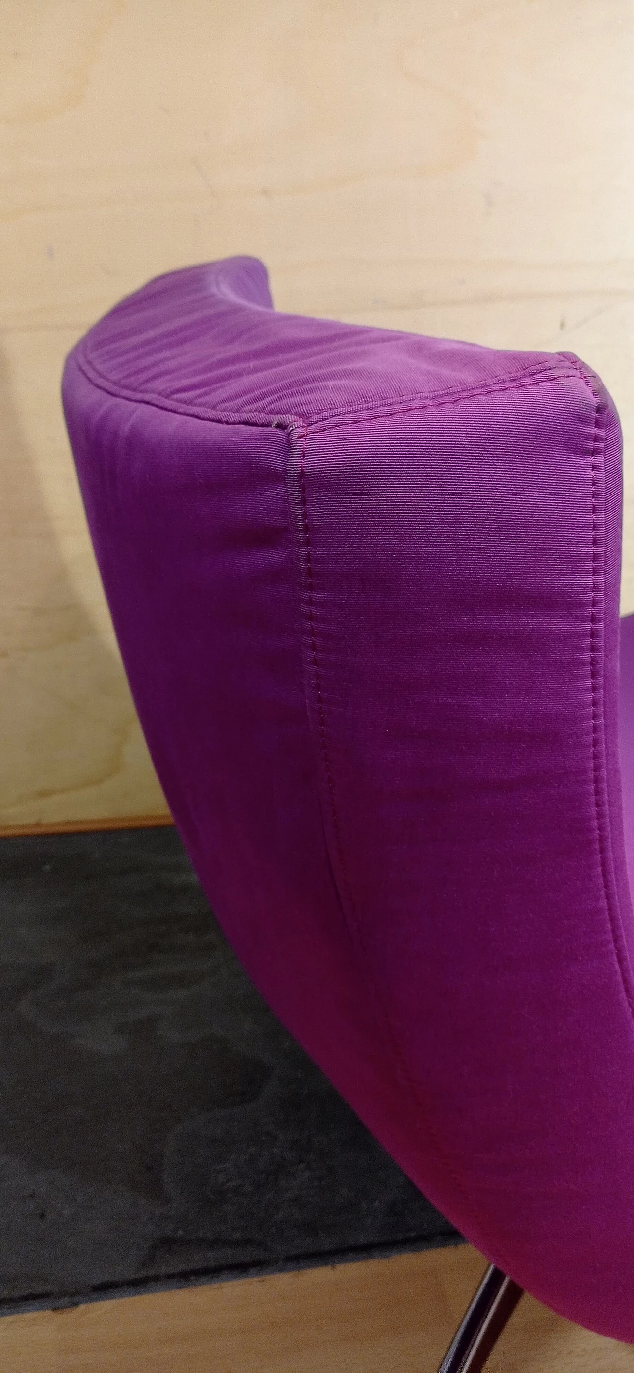 Poltrona Pop in tessuto viola di Christian Werner per Ligne Roset 58