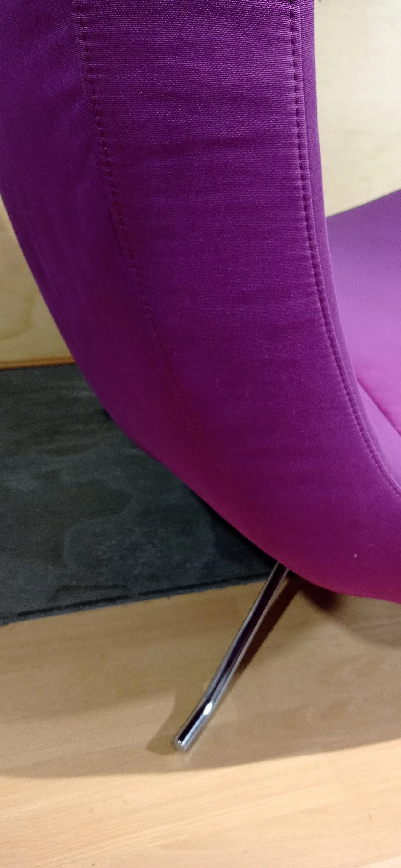 Poltrona Pop in tessuto viola di Christian Werner per Ligne Roset 59