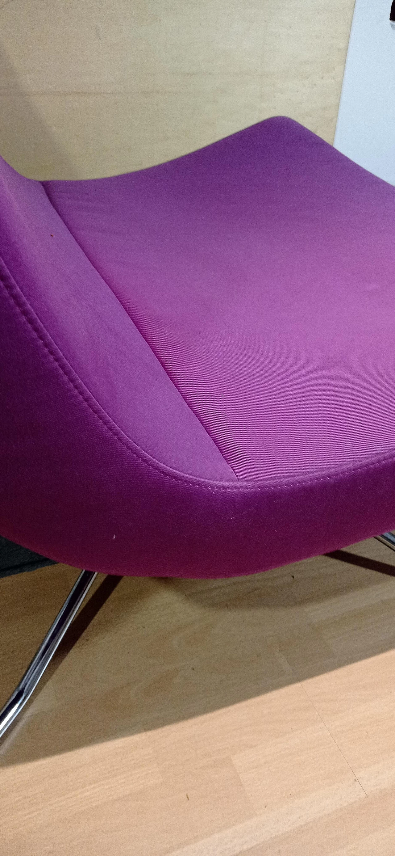 Poltrona Pop in tessuto viola di Christian Werner per Ligne Roset 60