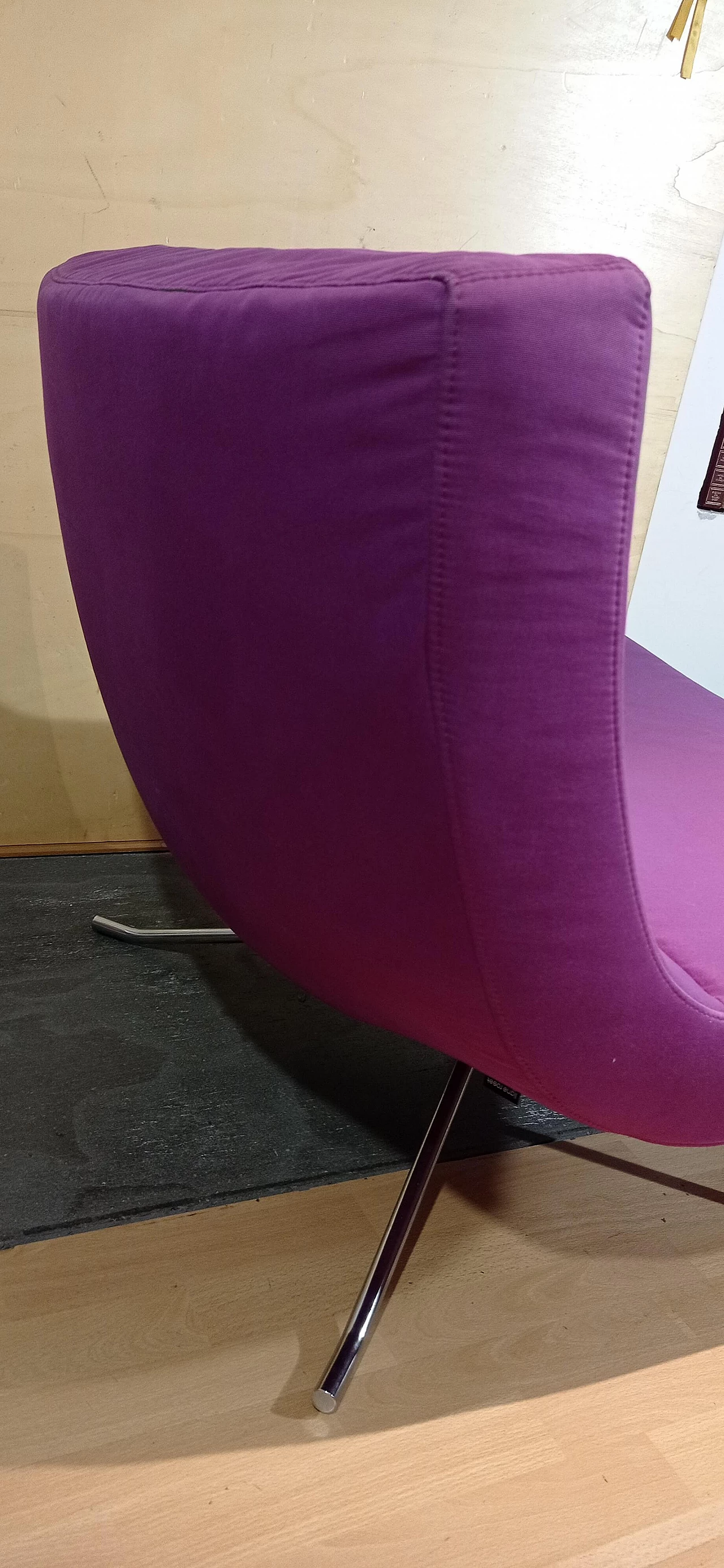 Poltrona Pop in tessuto viola di Christian Werner per Ligne Roset 69