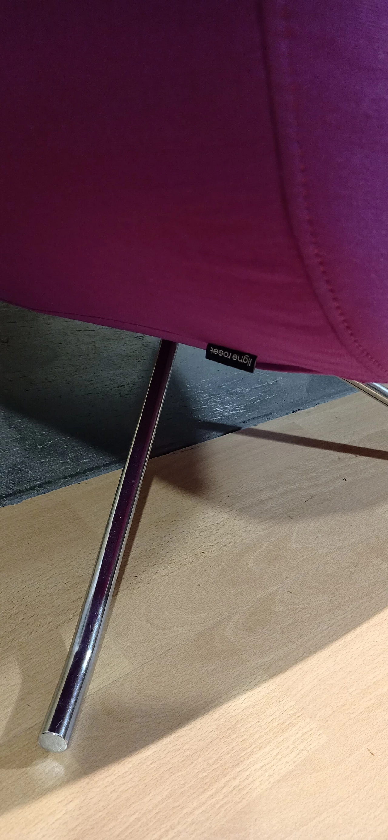 Poltrona Pop in tessuto viola di Christian Werner per Ligne Roset 70