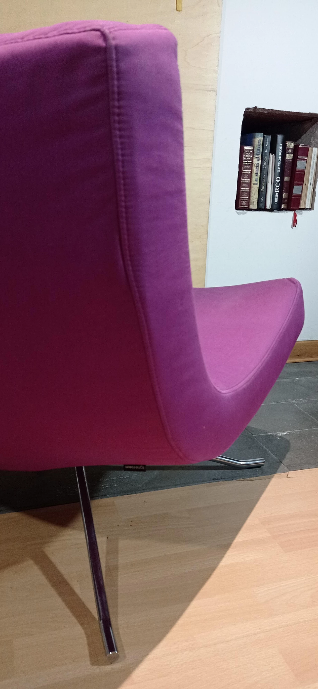 Poltrona Pop in tessuto viola di Christian Werner per Ligne Roset 78