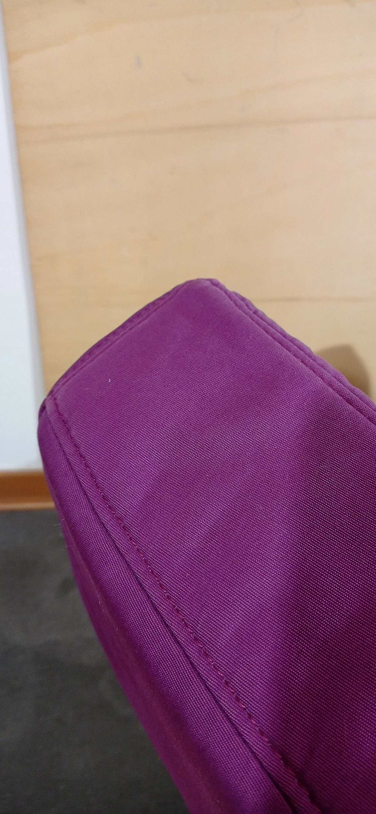 Poltrona Pop in tessuto viola di Christian Werner per Ligne Roset 81