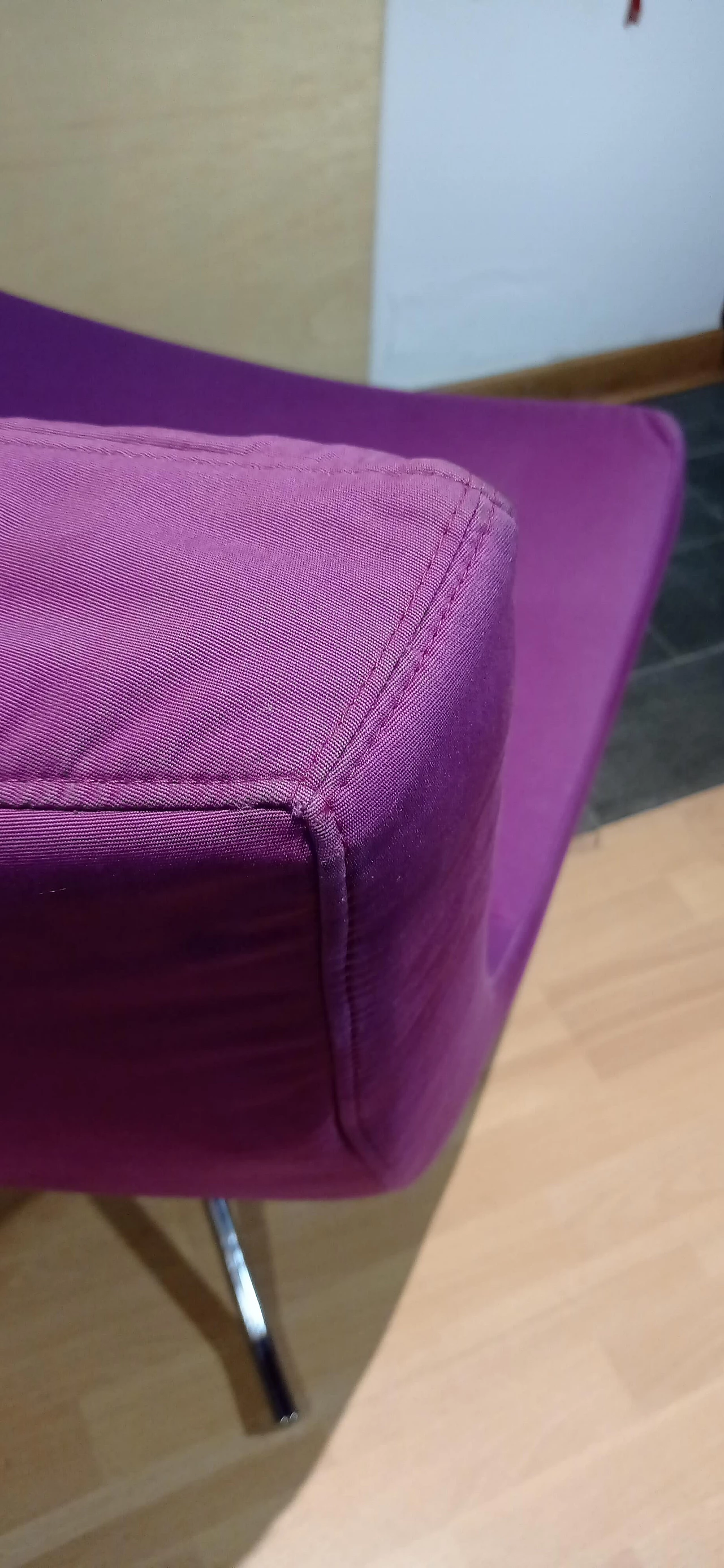 Poltrona Pop in tessuto viola di Christian Werner per Ligne Roset 84