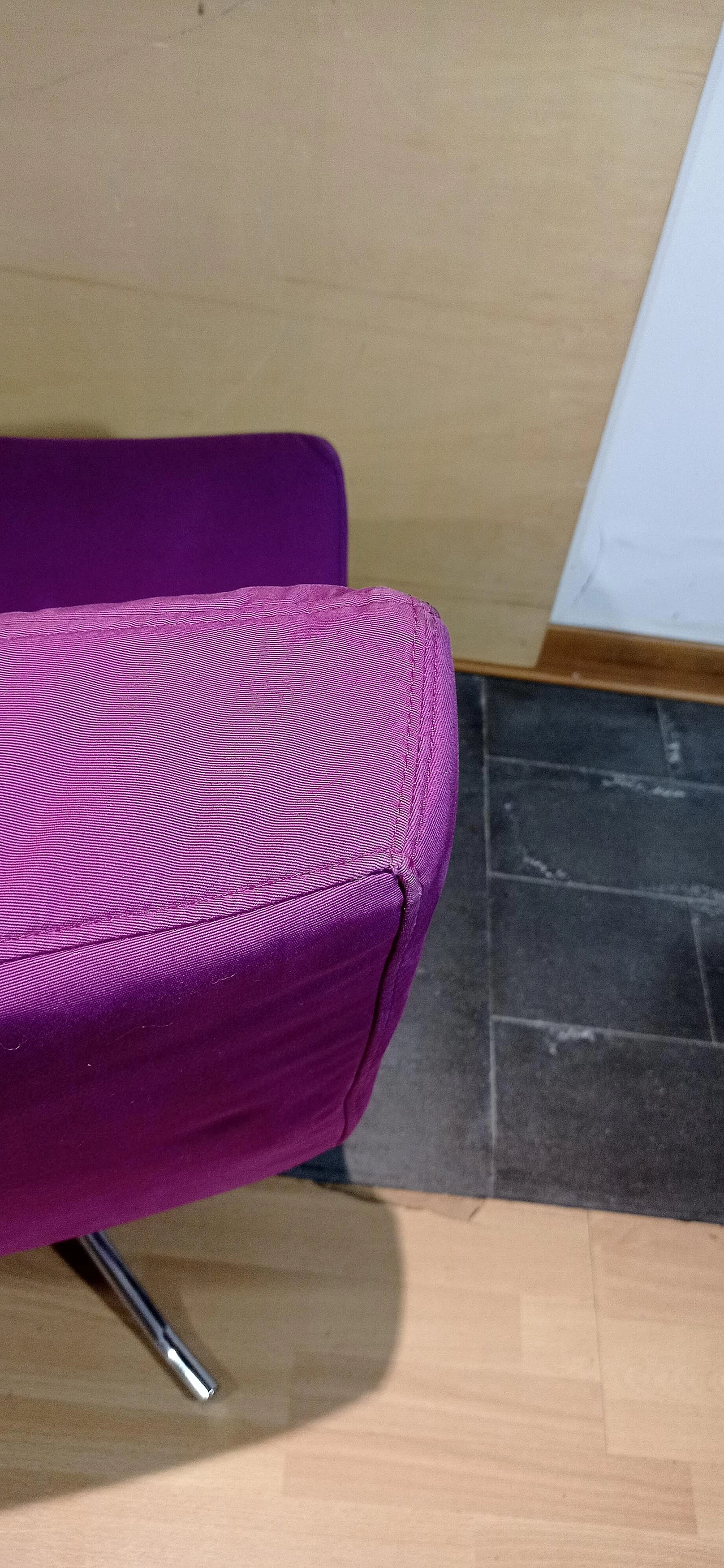 Poltrona Pop in tessuto viola di Christian Werner per Ligne Roset 102