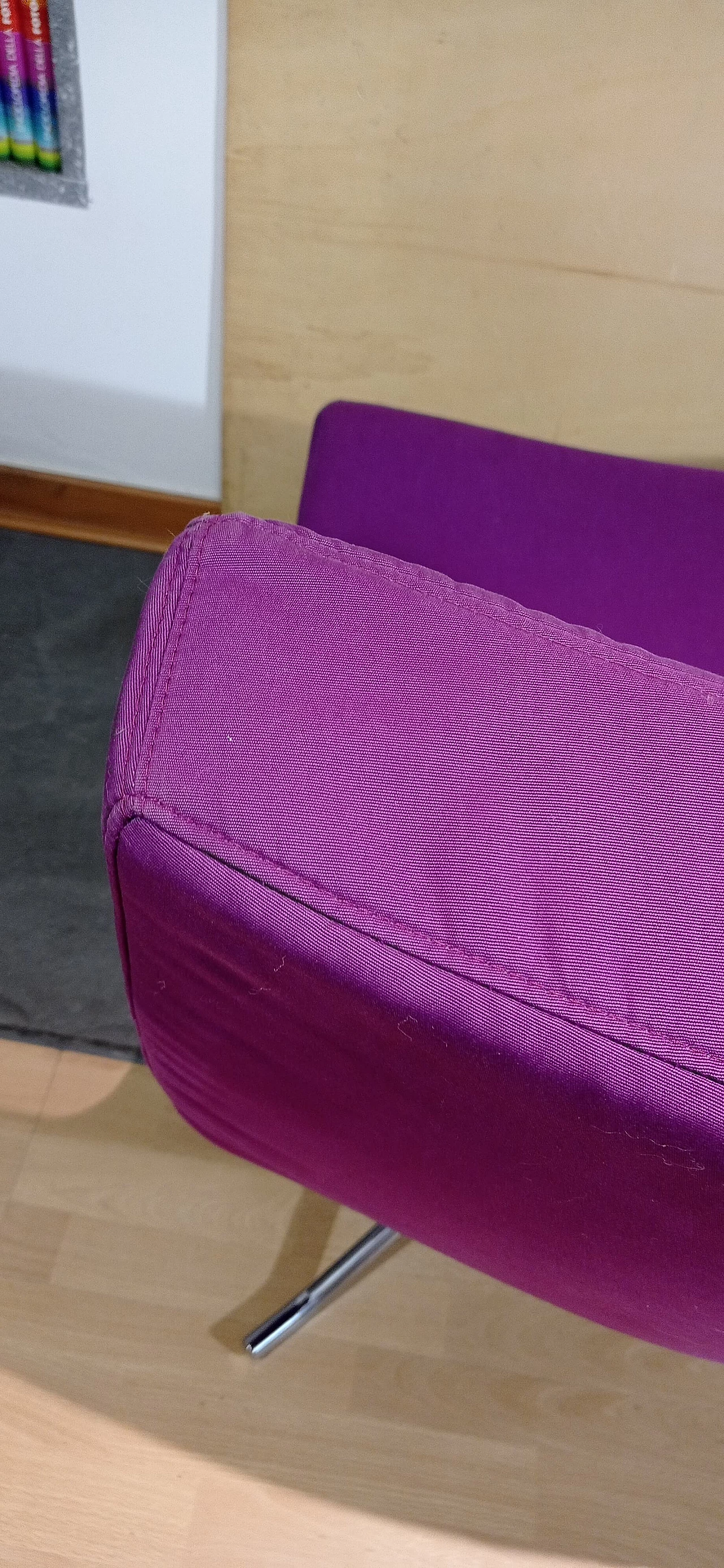 Poltrona Pop in tessuto viola di Christian Werner per Ligne Roset 104