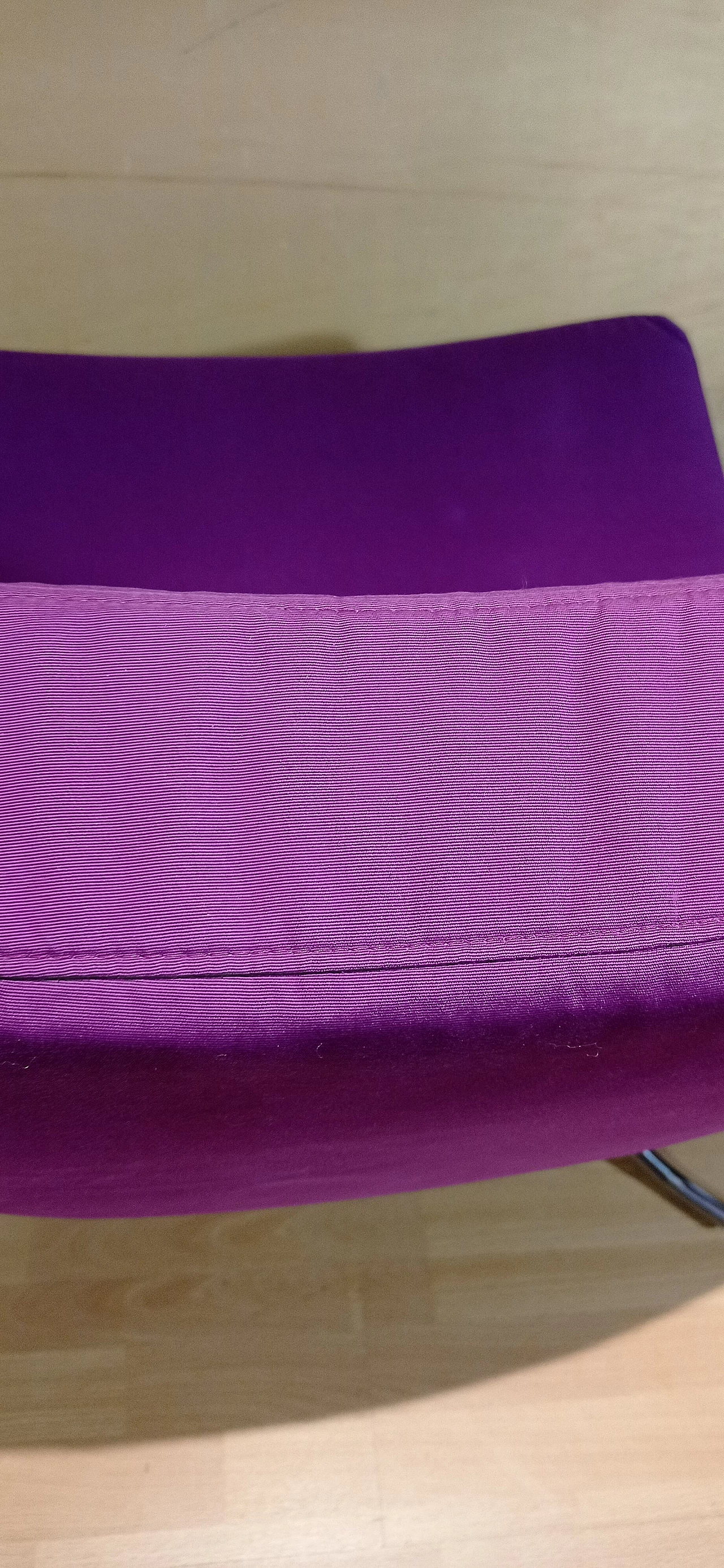 Poltrona Pop in tessuto viola di Christian Werner per Ligne Roset 105