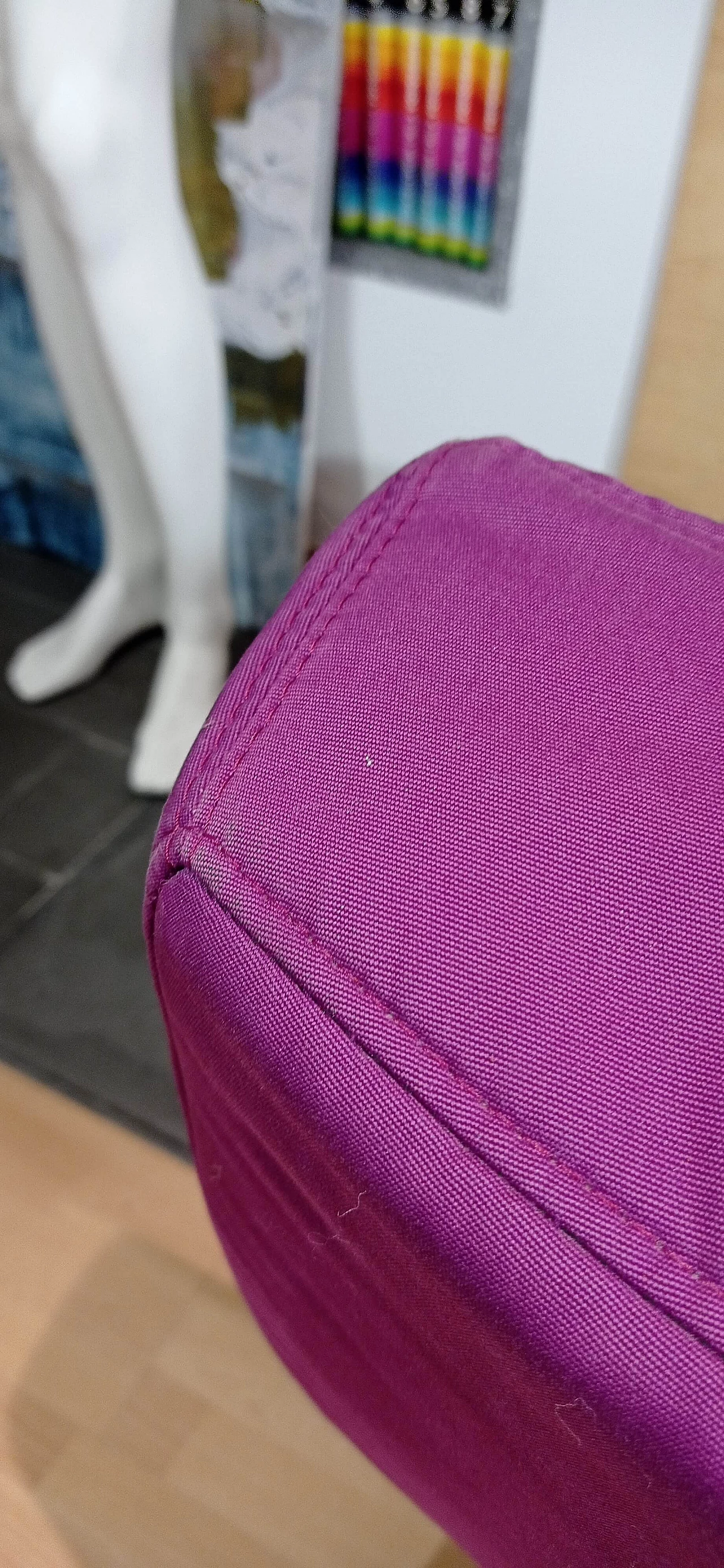 Poltrona Pop in tessuto viola di Christian Werner per Ligne Roset 107