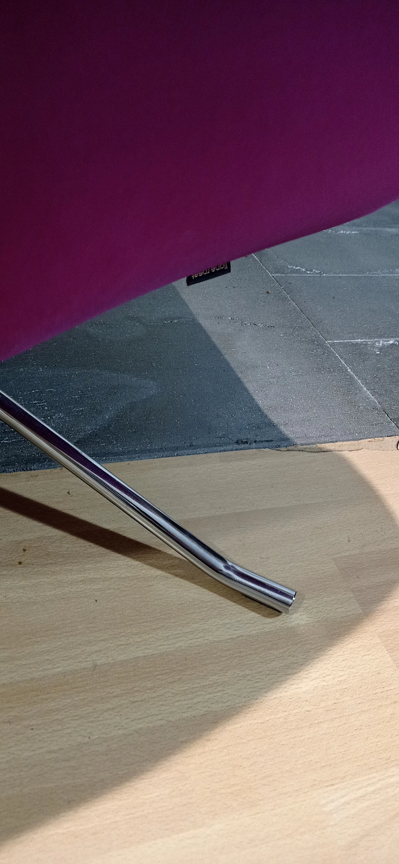 Poltrona Pop in tessuto viola di Christian Werner per Ligne Roset 109