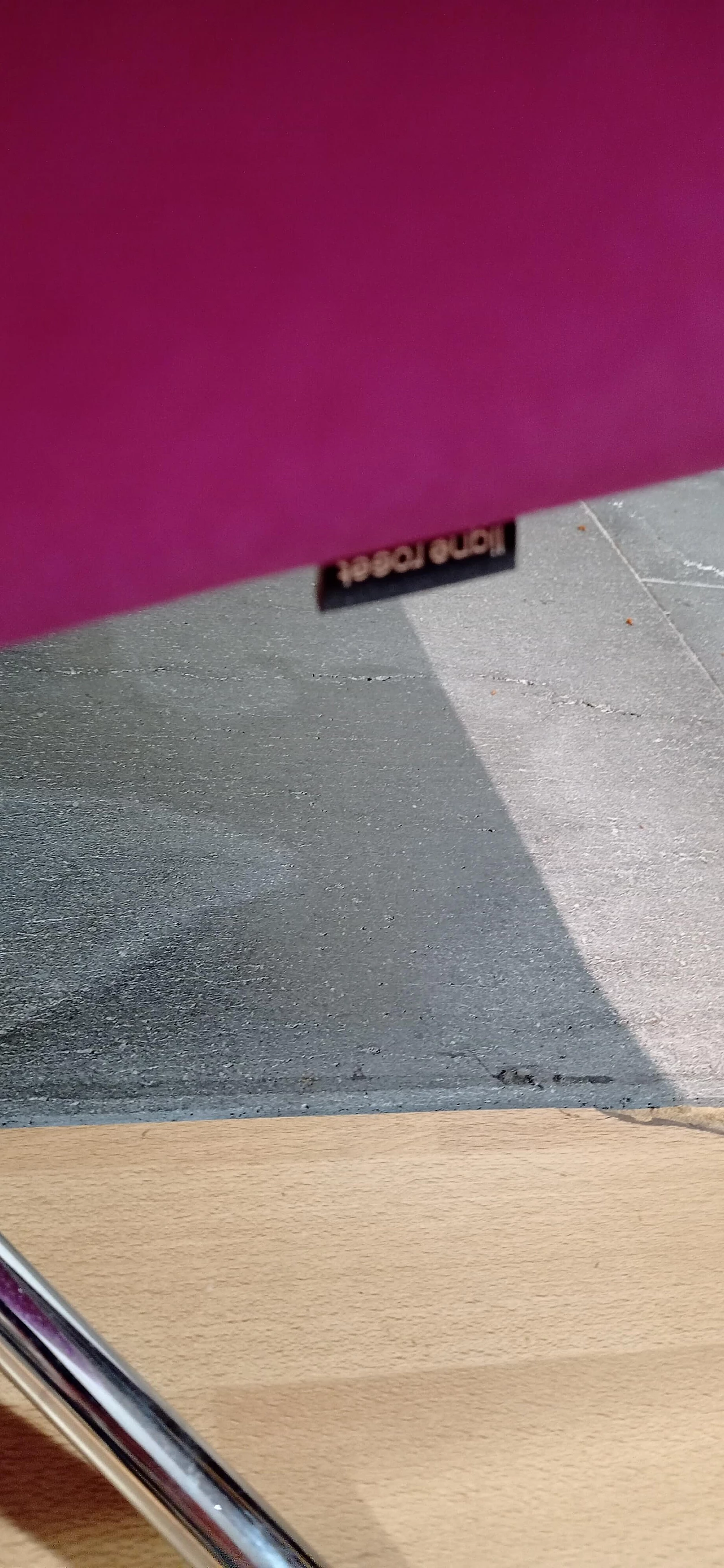 Poltrona Pop in tessuto viola di Christian Werner per Ligne Roset 110