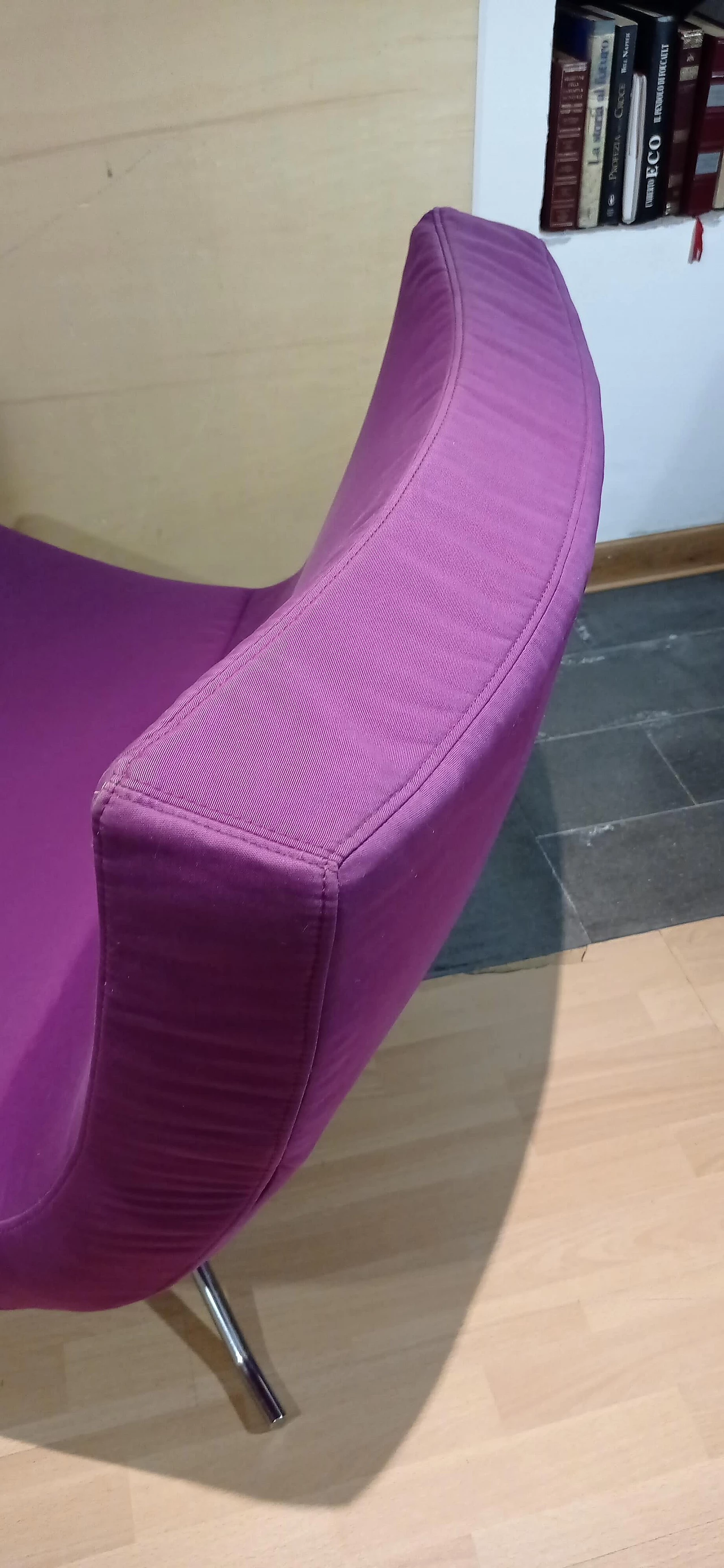 Poltrona Pop in tessuto viola di Christian Werner per Ligne Roset 120