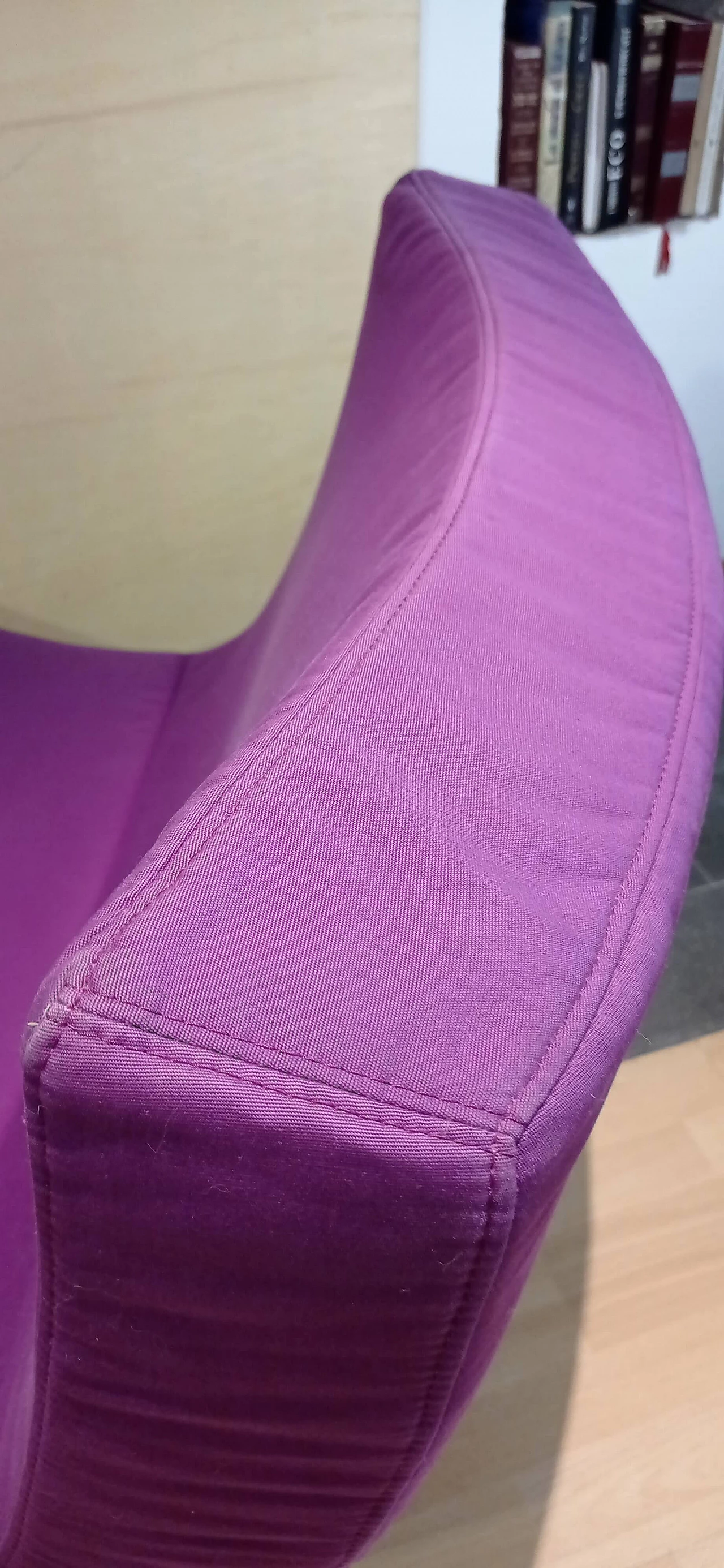 Poltrona Pop in tessuto viola di Christian Werner per Ligne Roset 121