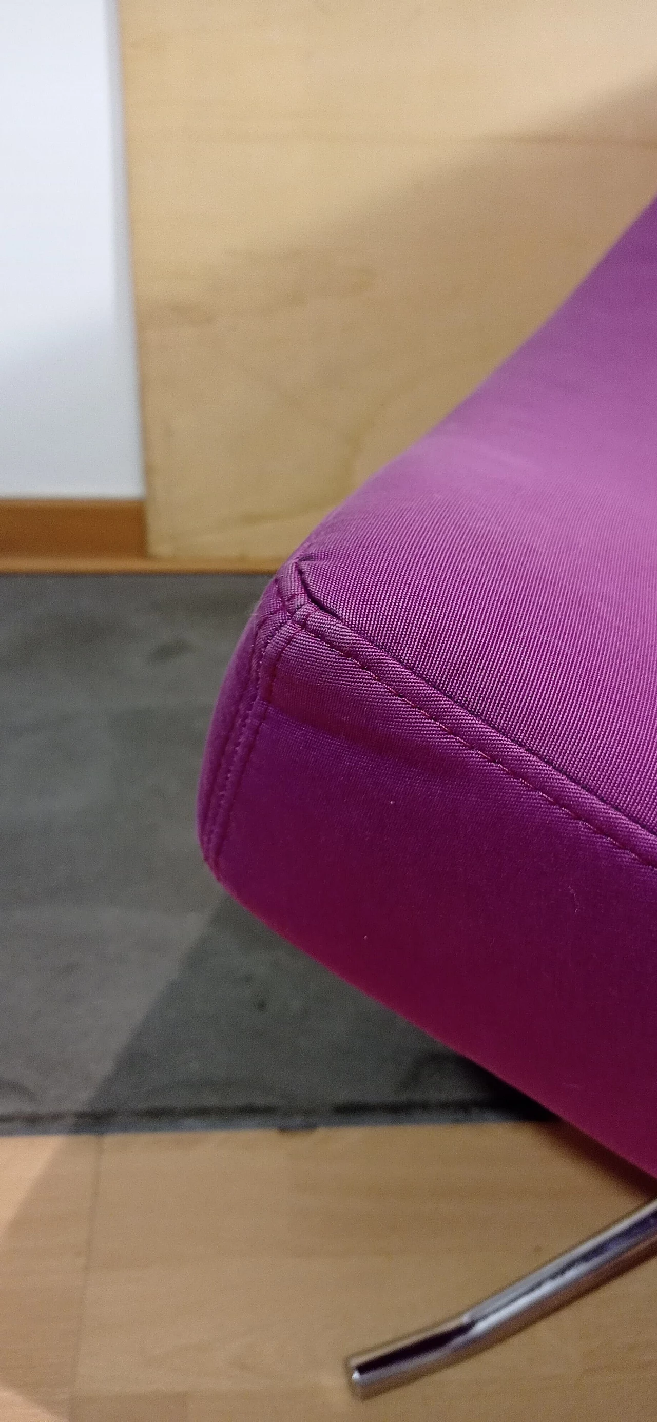 Poltrona Pop in tessuto viola di Christian Werner per Ligne Roset 122