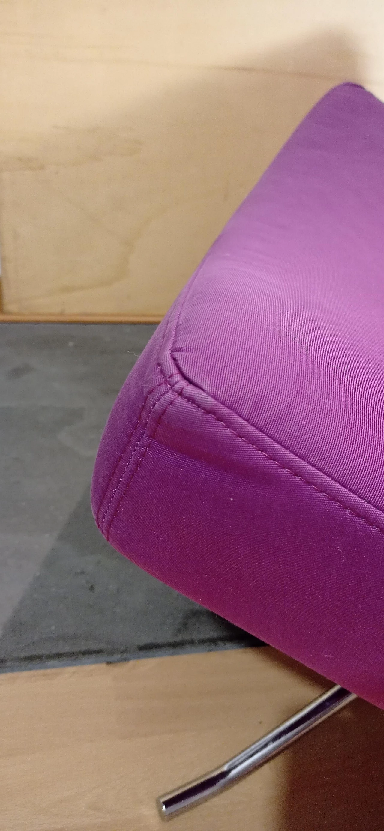 Poltrona Pop in tessuto viola di Christian Werner per Ligne Roset 124