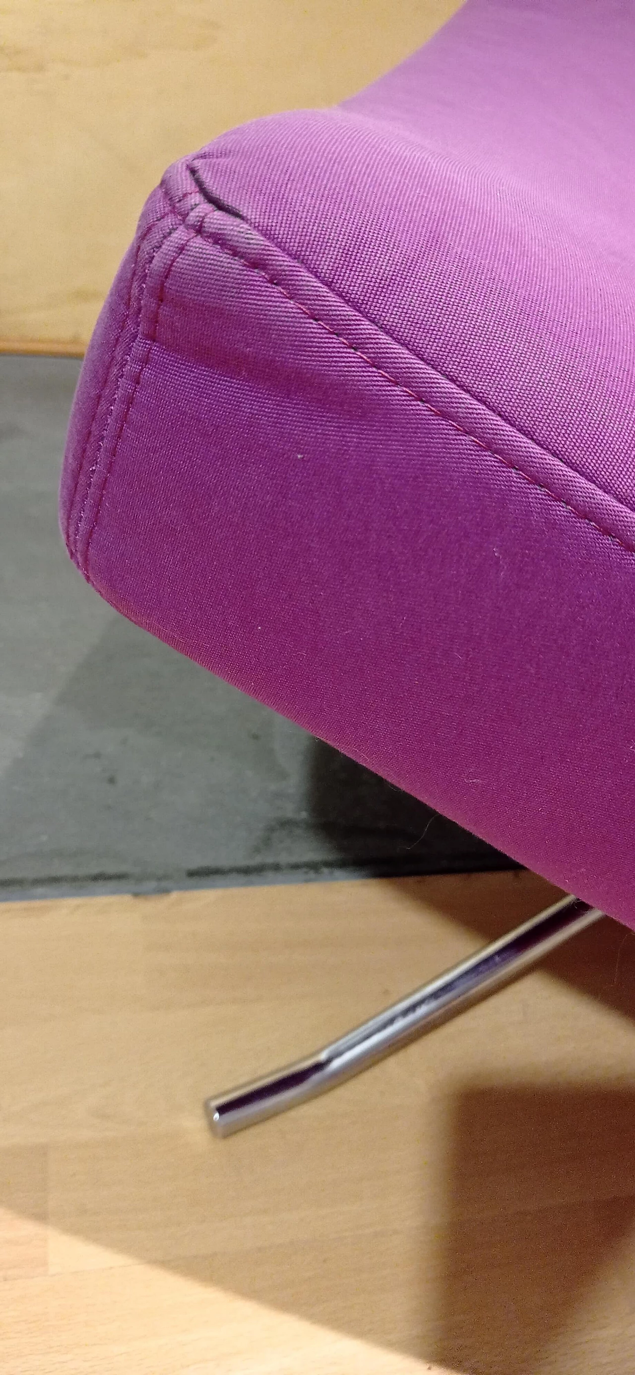 Poltrona Pop in tessuto viola di Christian Werner per Ligne Roset 125