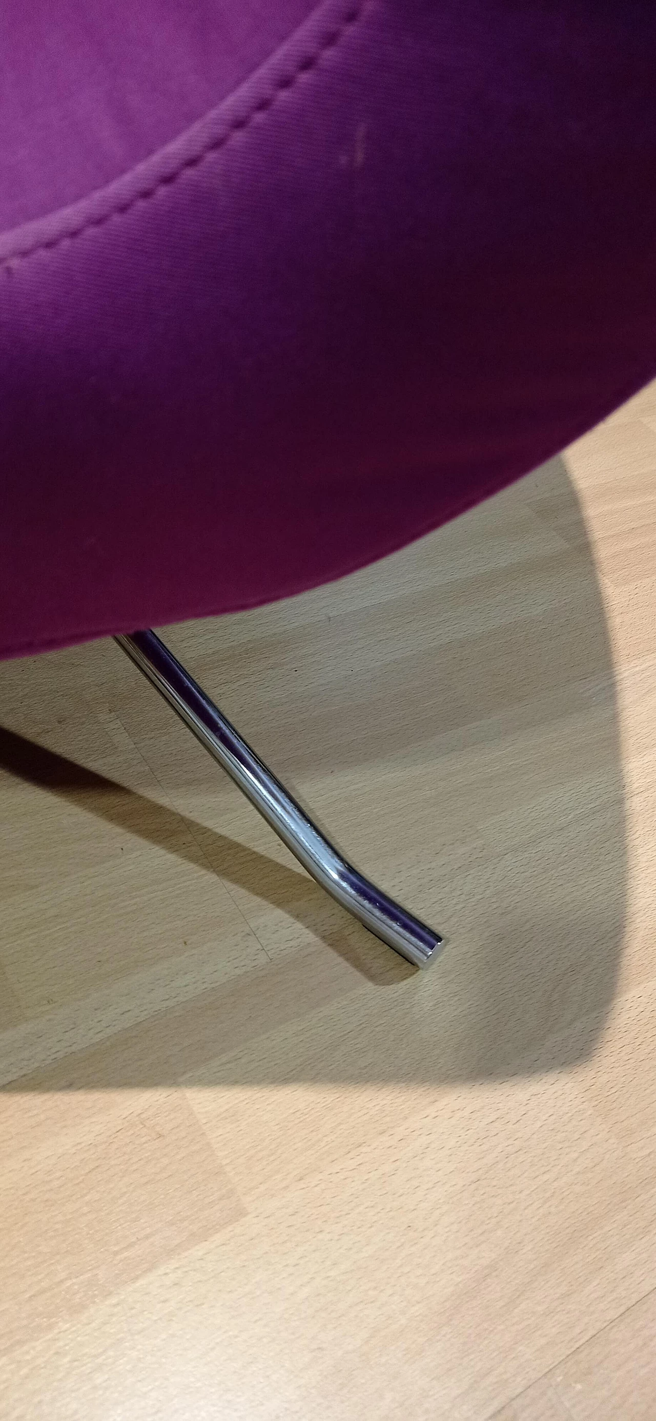 Poltrona Pop in tessuto viola di Christian Werner per Ligne Roset 127