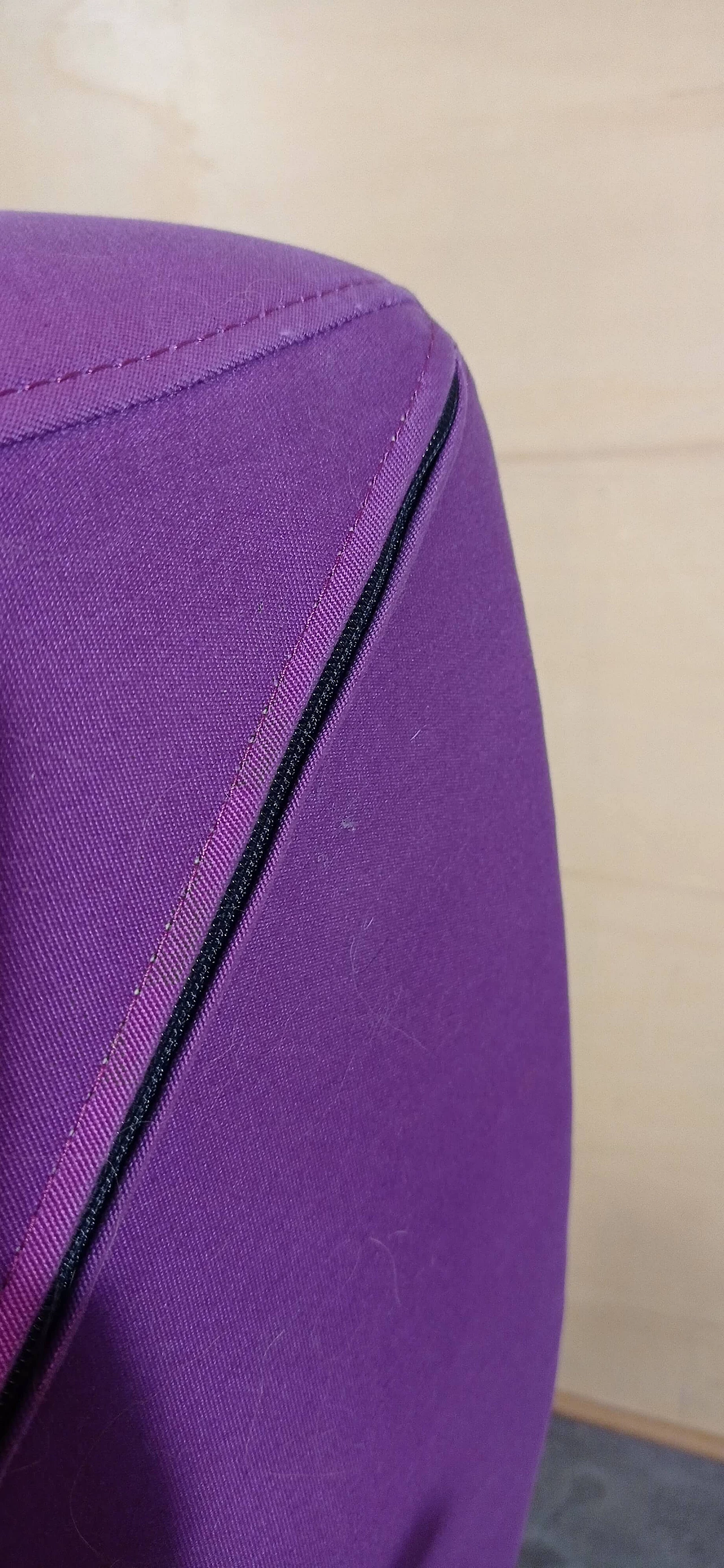 Poltrona Pop in tessuto viola di Christian Werner per Ligne Roset 137