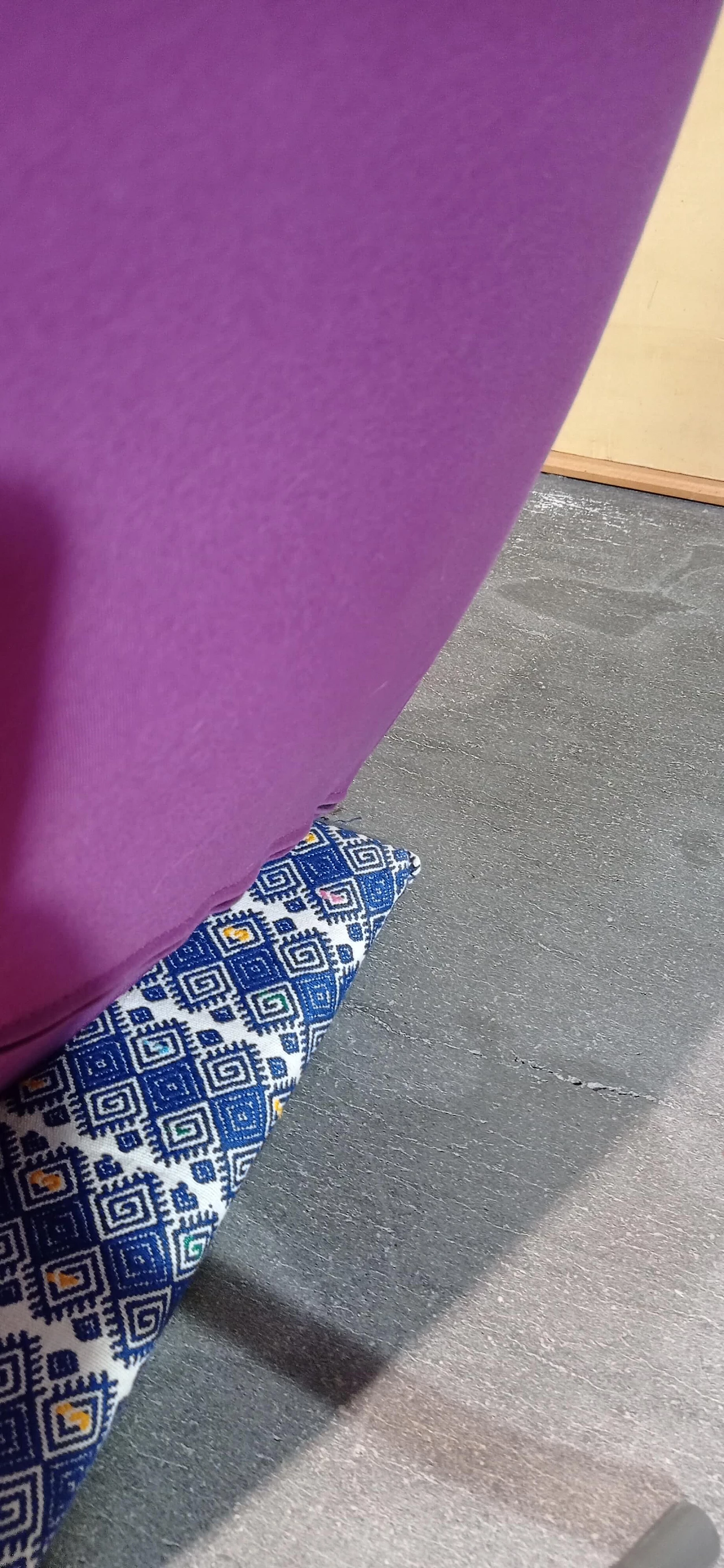 Poltrona Pop in tessuto viola di Christian Werner per Ligne Roset 138