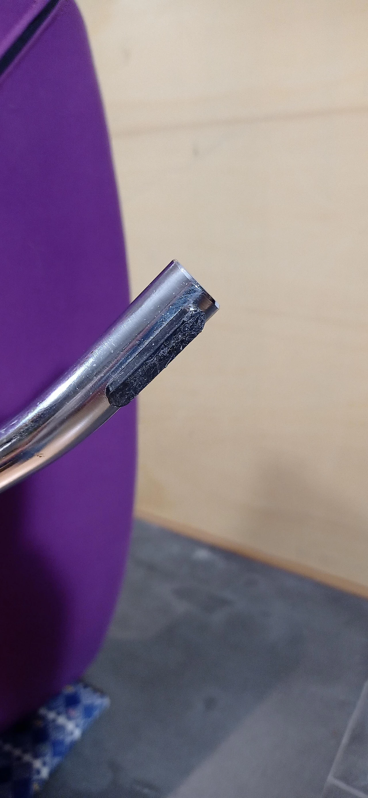 Poltrona Pop in tessuto viola di Christian Werner per Ligne Roset 144