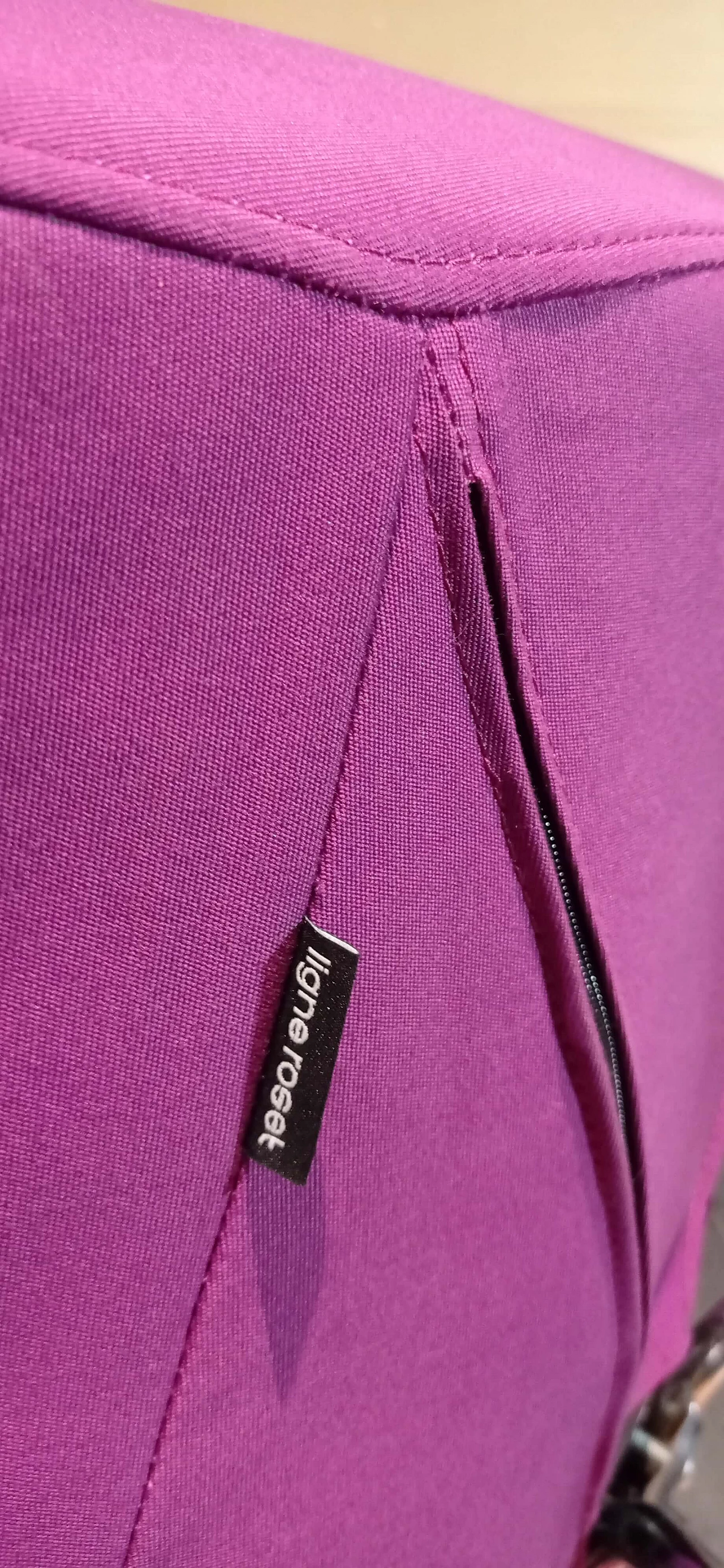 Poltrona Pop in tessuto viola di Christian Werner per Ligne Roset 149