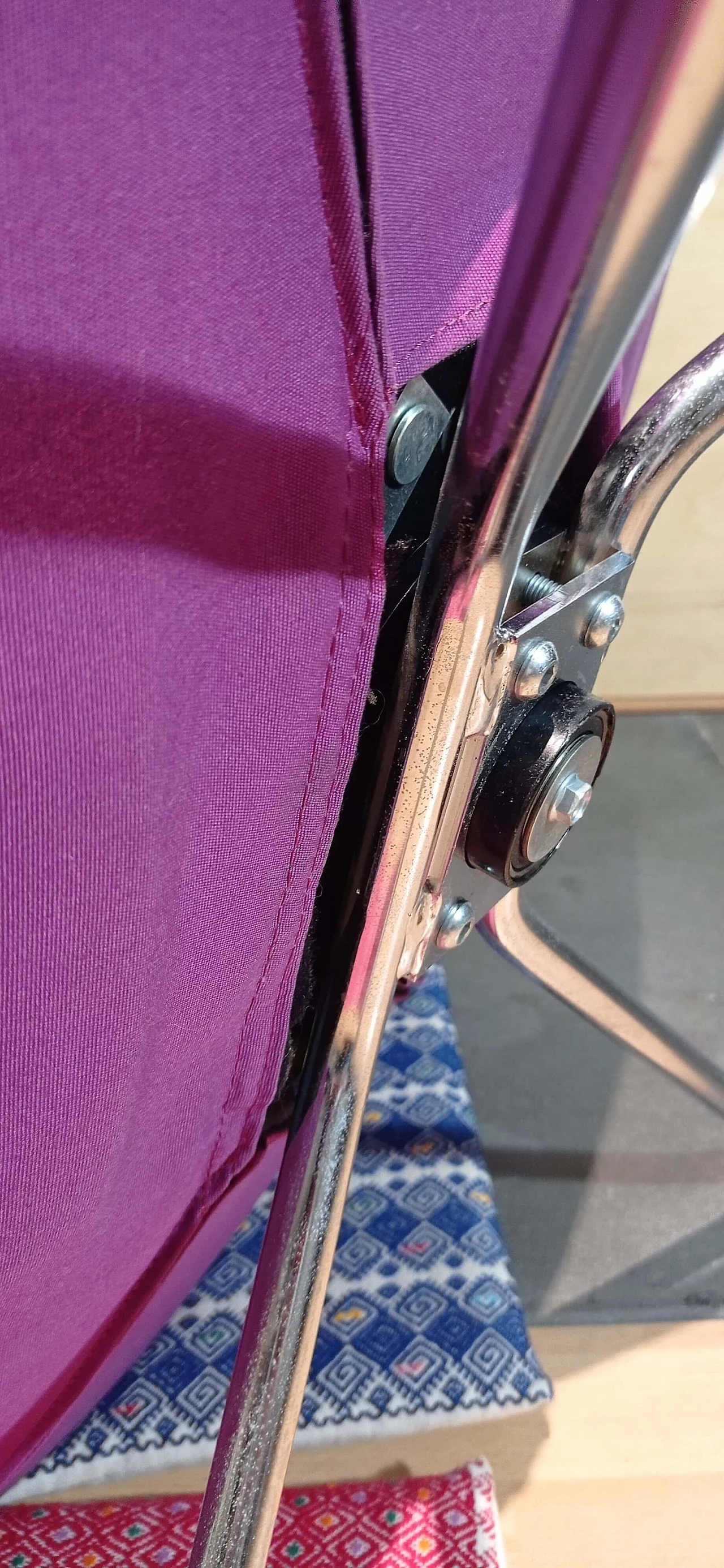 Poltrona Pop in tessuto viola di Christian Werner per Ligne Roset 151