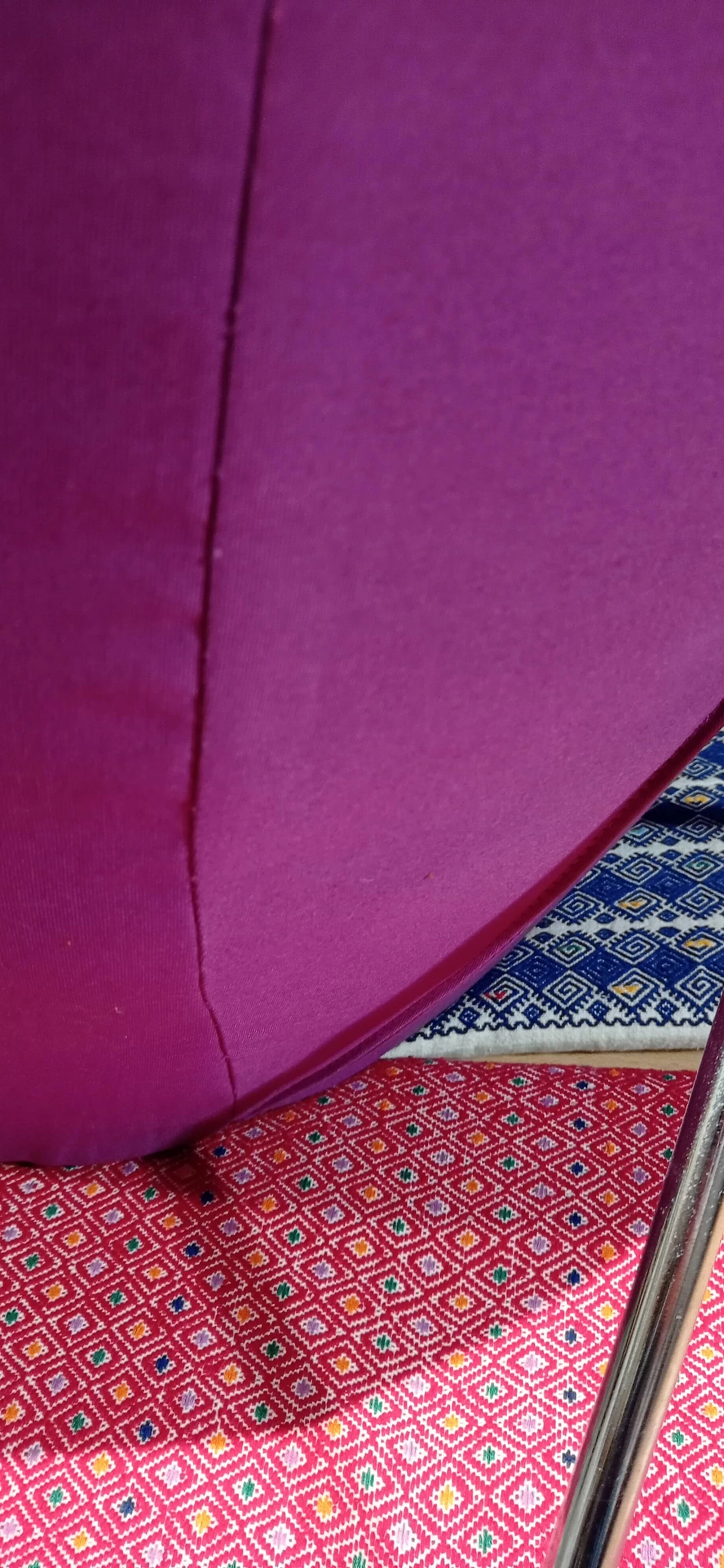 Poltrona Pop in tessuto viola di Christian Werner per Ligne Roset 152