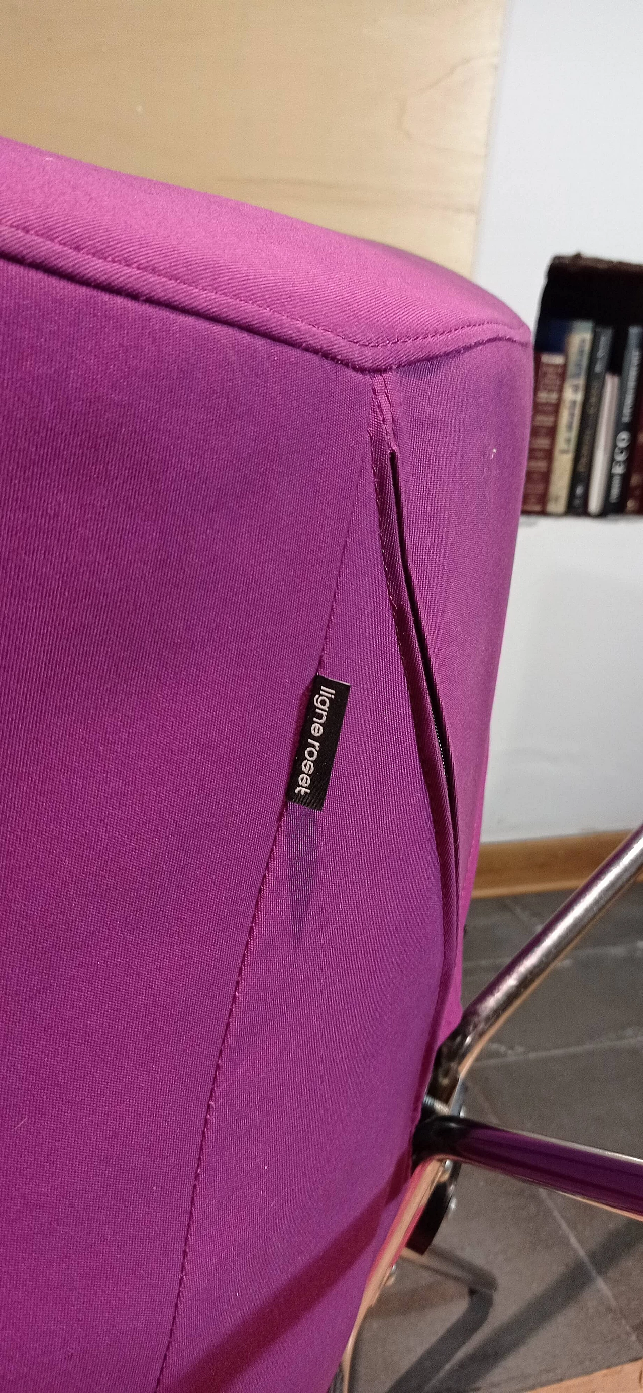 Poltrona Pop in tessuto viola di Christian Werner per Ligne Roset 155