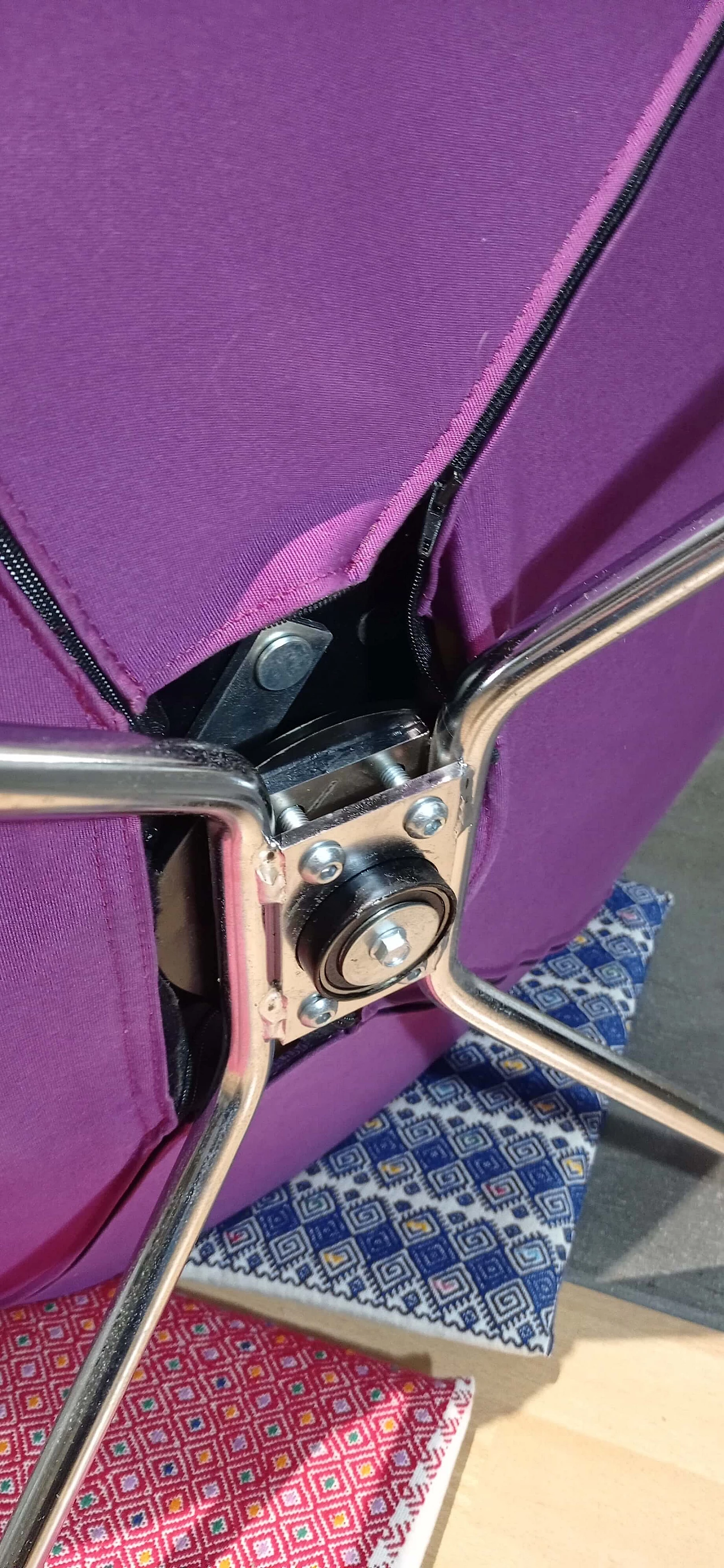 Poltrona Pop in tessuto viola di Christian Werner per Ligne Roset 163