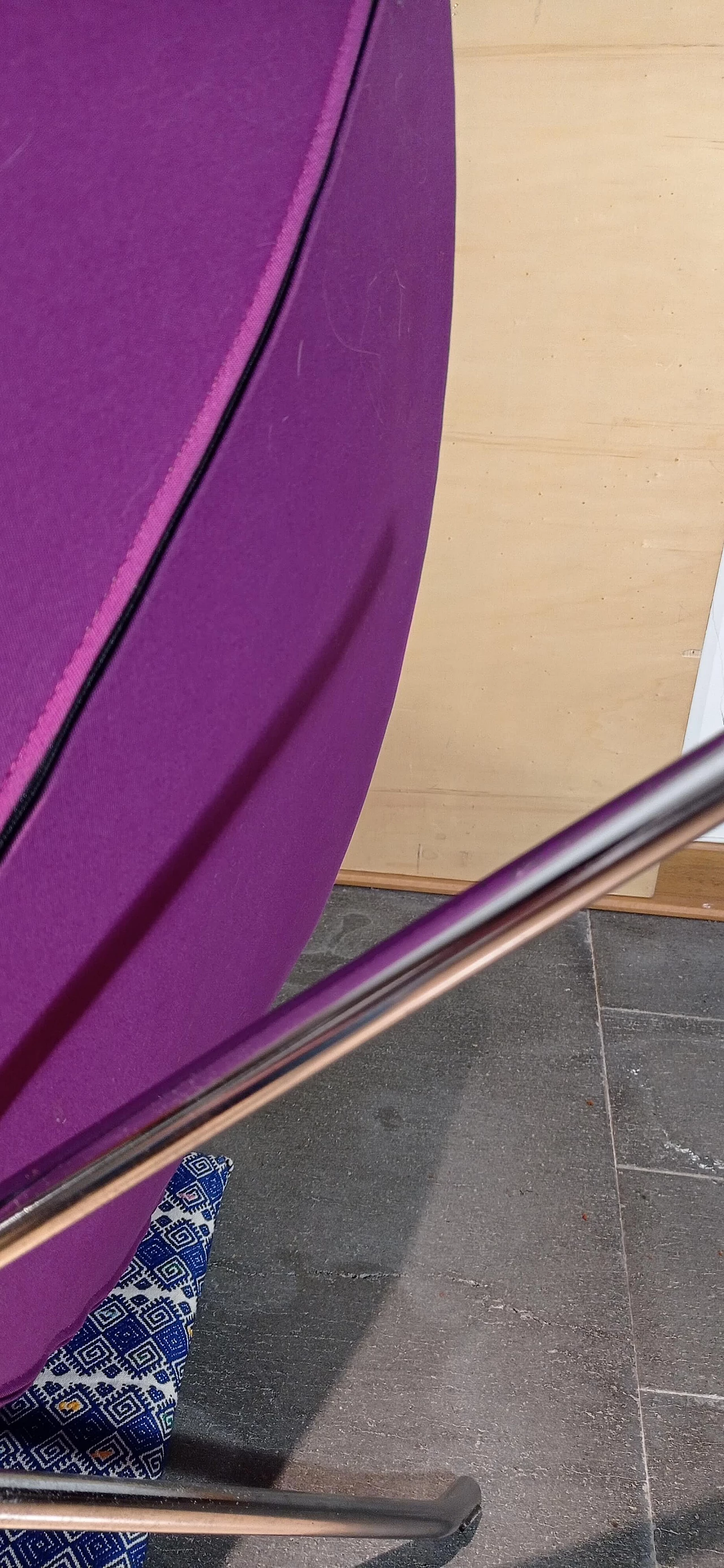 Poltrona Pop in tessuto viola di Christian Werner per Ligne Roset 164