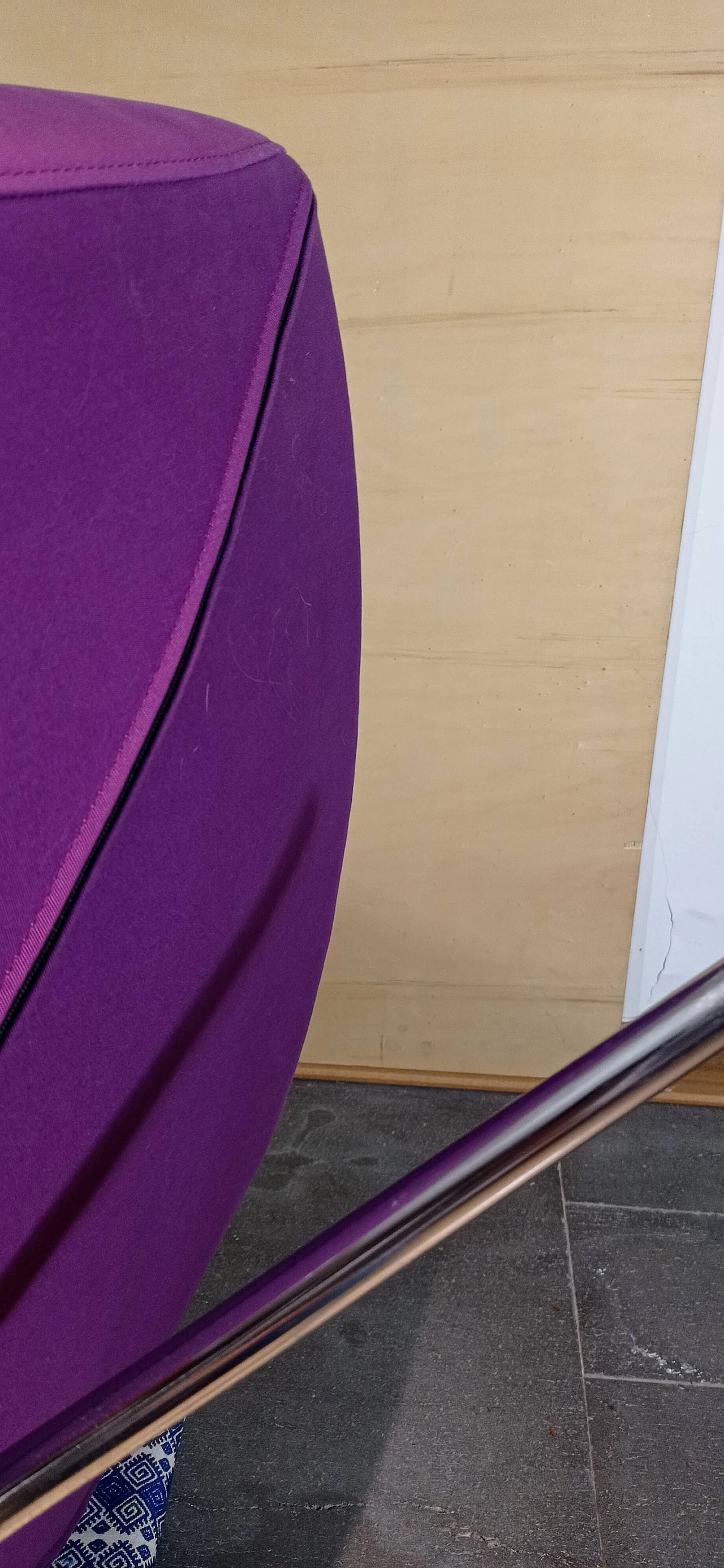 Poltrona Pop in tessuto viola di Christian Werner per Ligne Roset 165