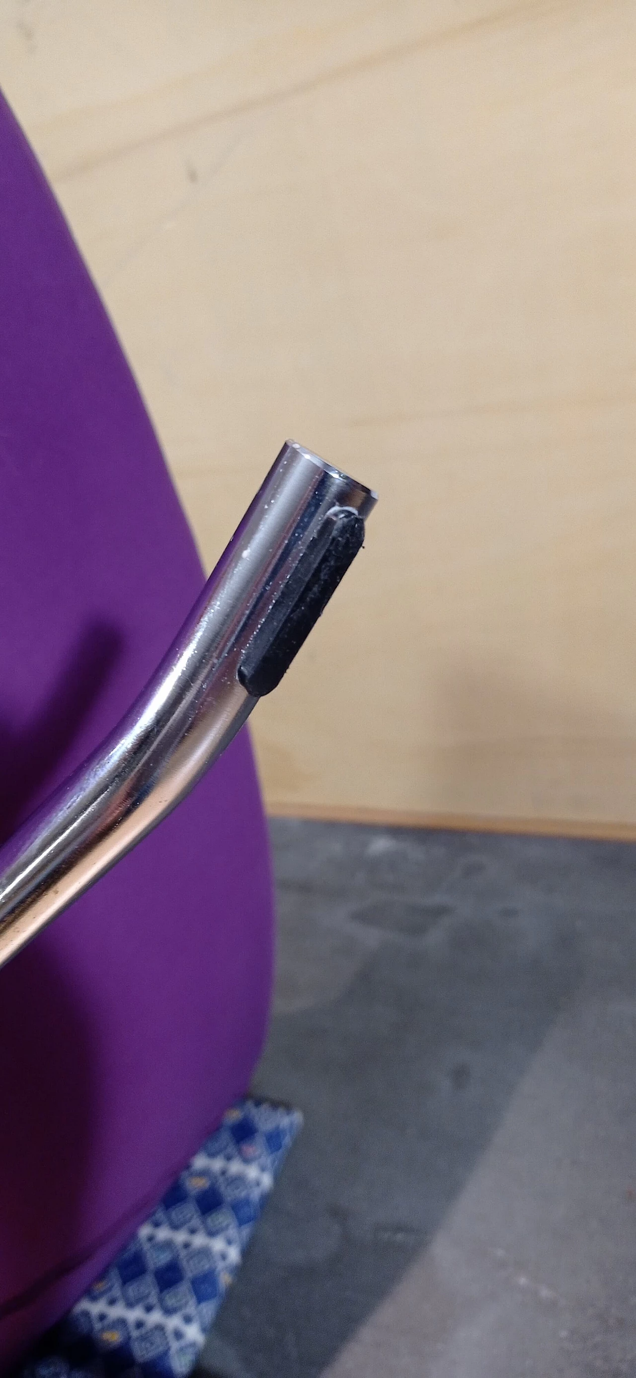 Poltrona Pop in tessuto viola di Christian Werner per Ligne Roset 167