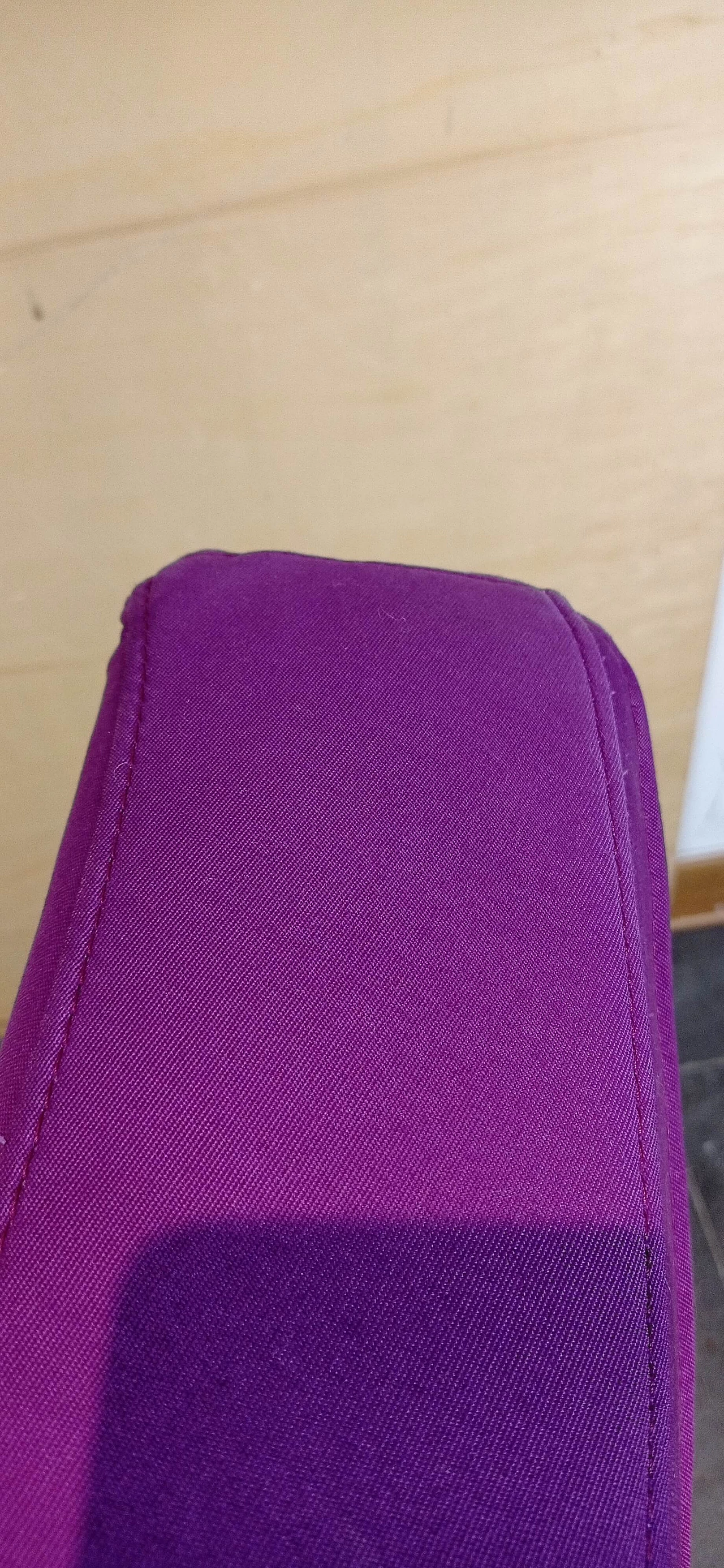 Poltrona Pop in tessuto viola di Christian Werner per Ligne Roset 172