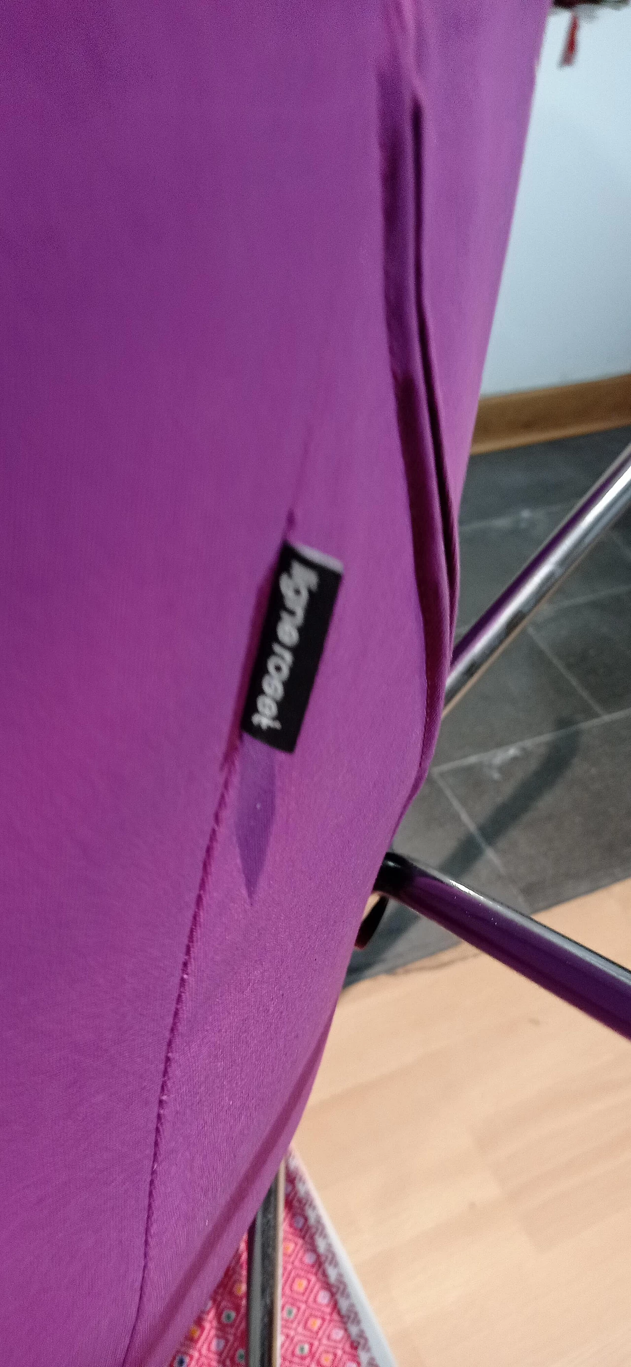 Poltrona Pop in tessuto viola di Christian Werner per Ligne Roset 175