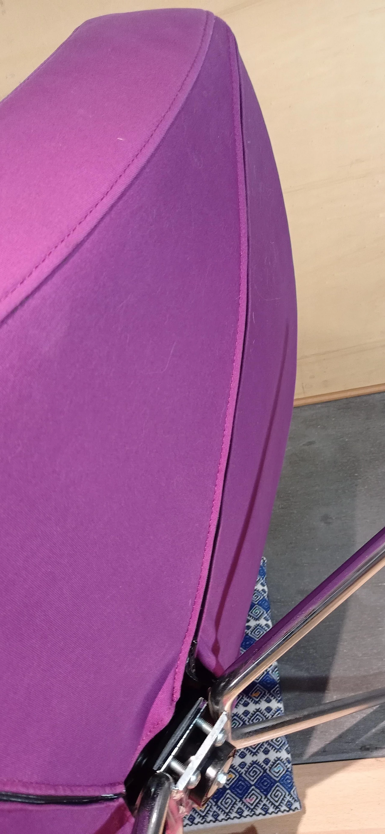 Poltrona Pop in tessuto viola di Christian Werner per Ligne Roset 178