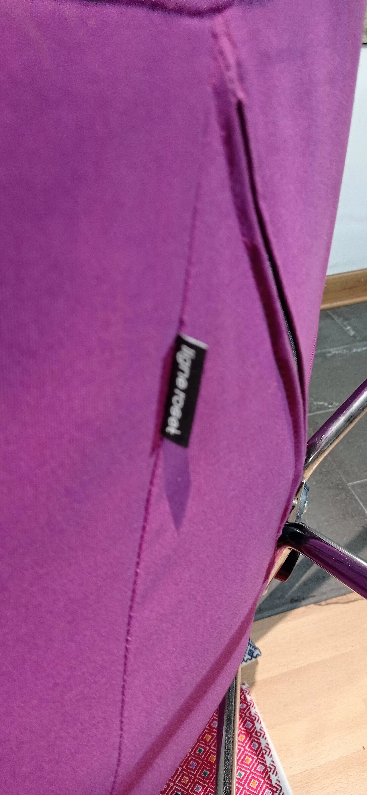 Poltrona Pop in tessuto viola di Christian Werner per Ligne Roset 180