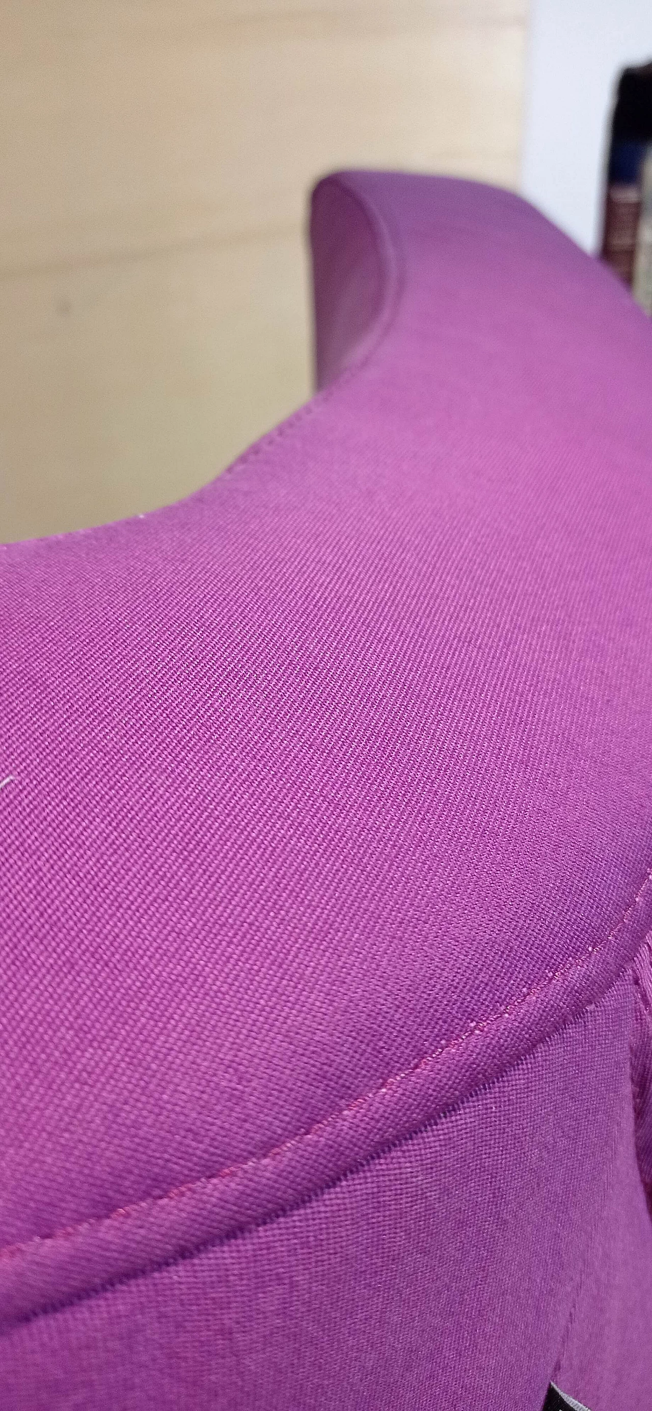 Poltrona Pop in tessuto viola di Christian Werner per Ligne Roset 181