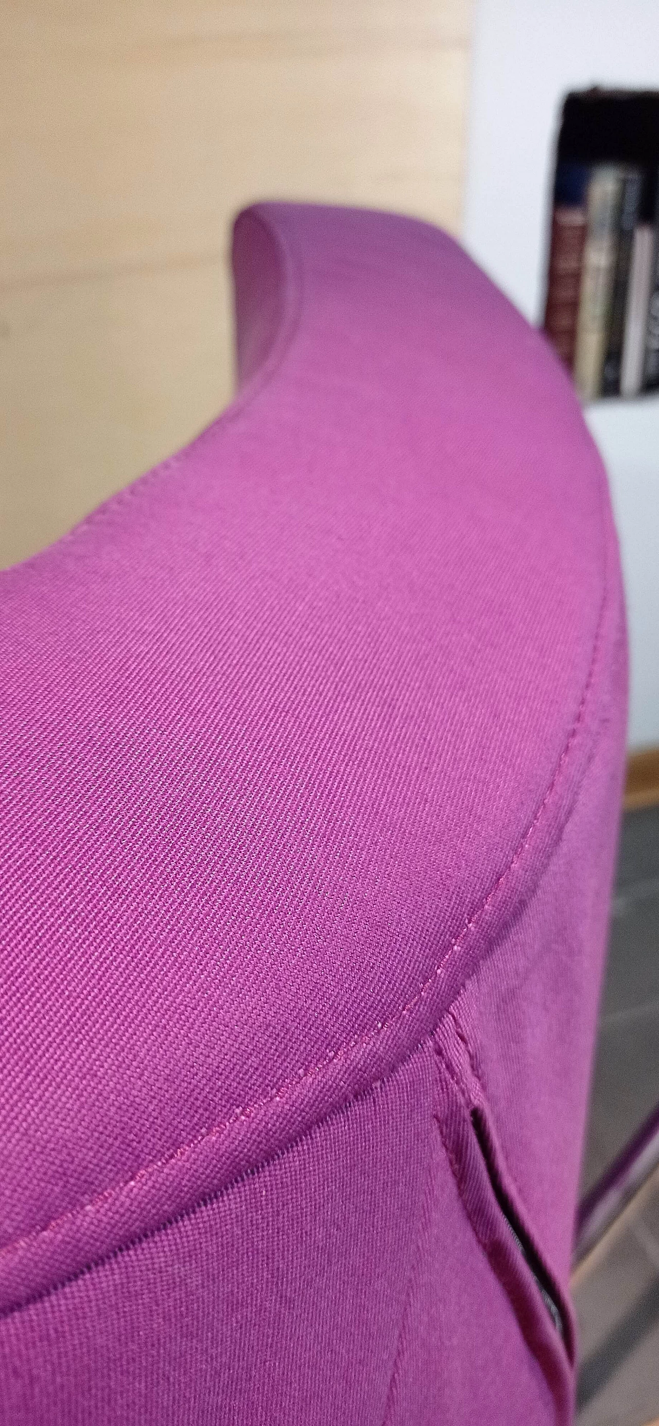 Poltrona Pop in tessuto viola di Christian Werner per Ligne Roset 182