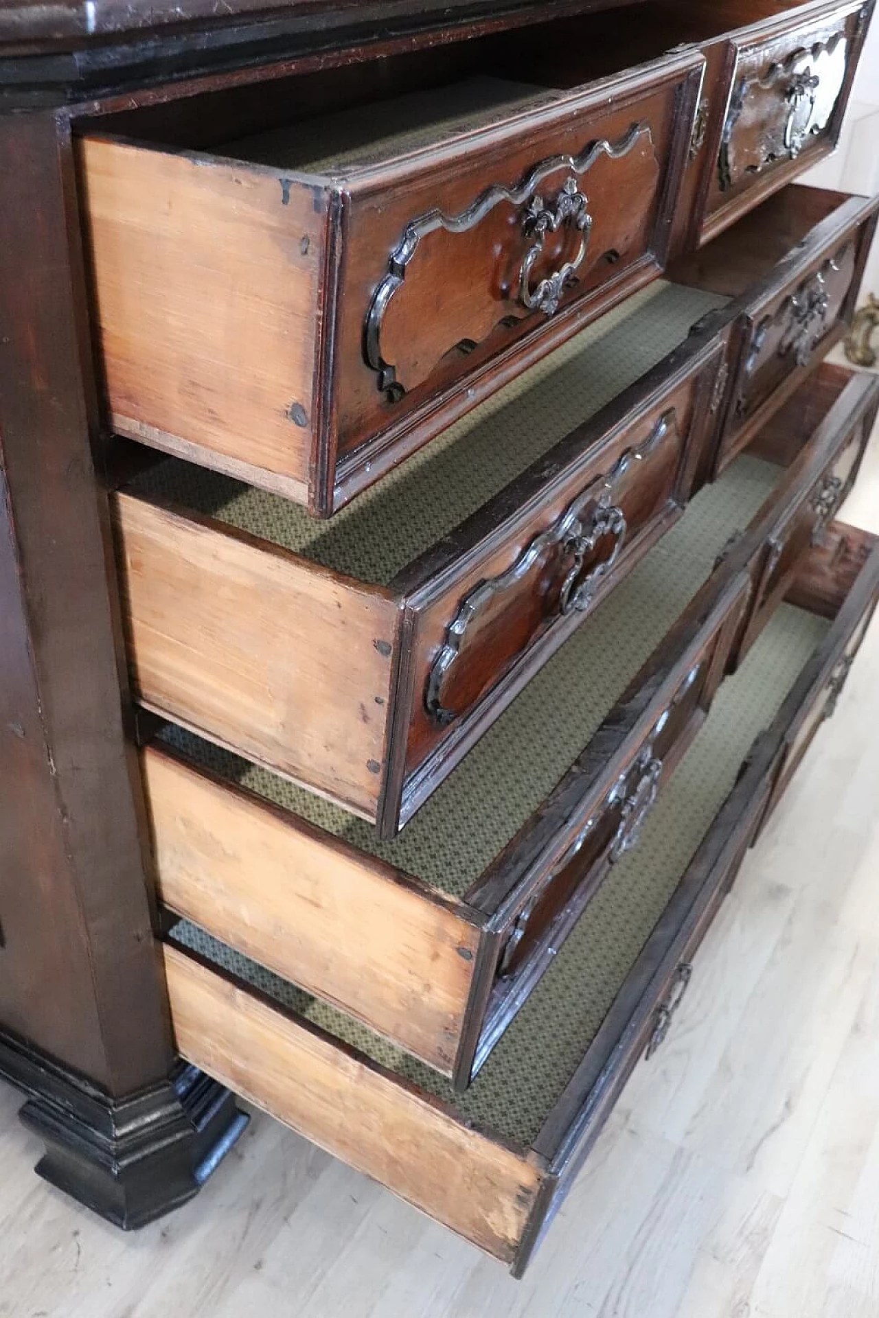 Lombard Louis XIV solid walnut dresser, second half of the 17th century 7