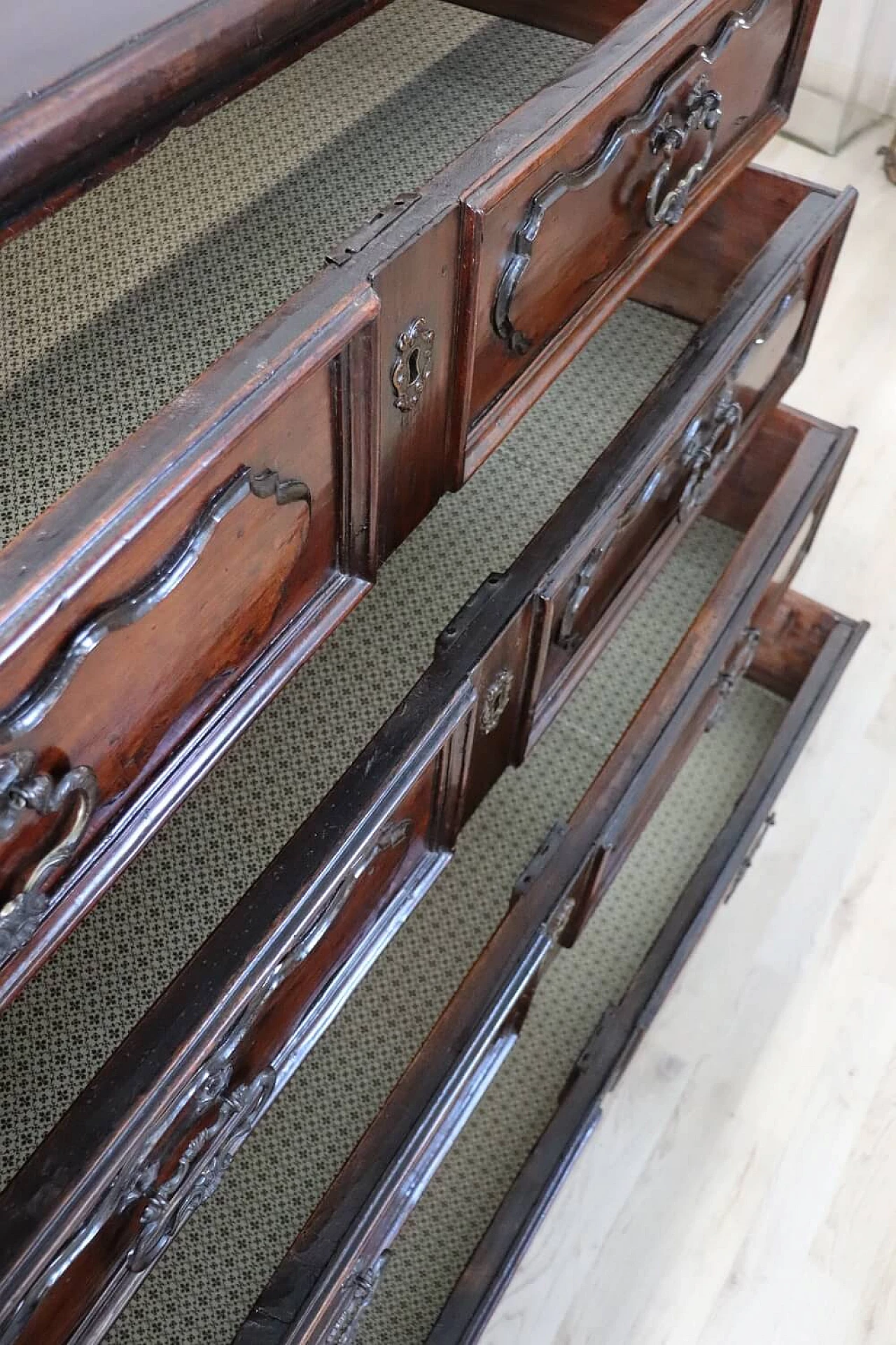 Lombard Louis XIV solid walnut dresser, second half of the 17th century 8