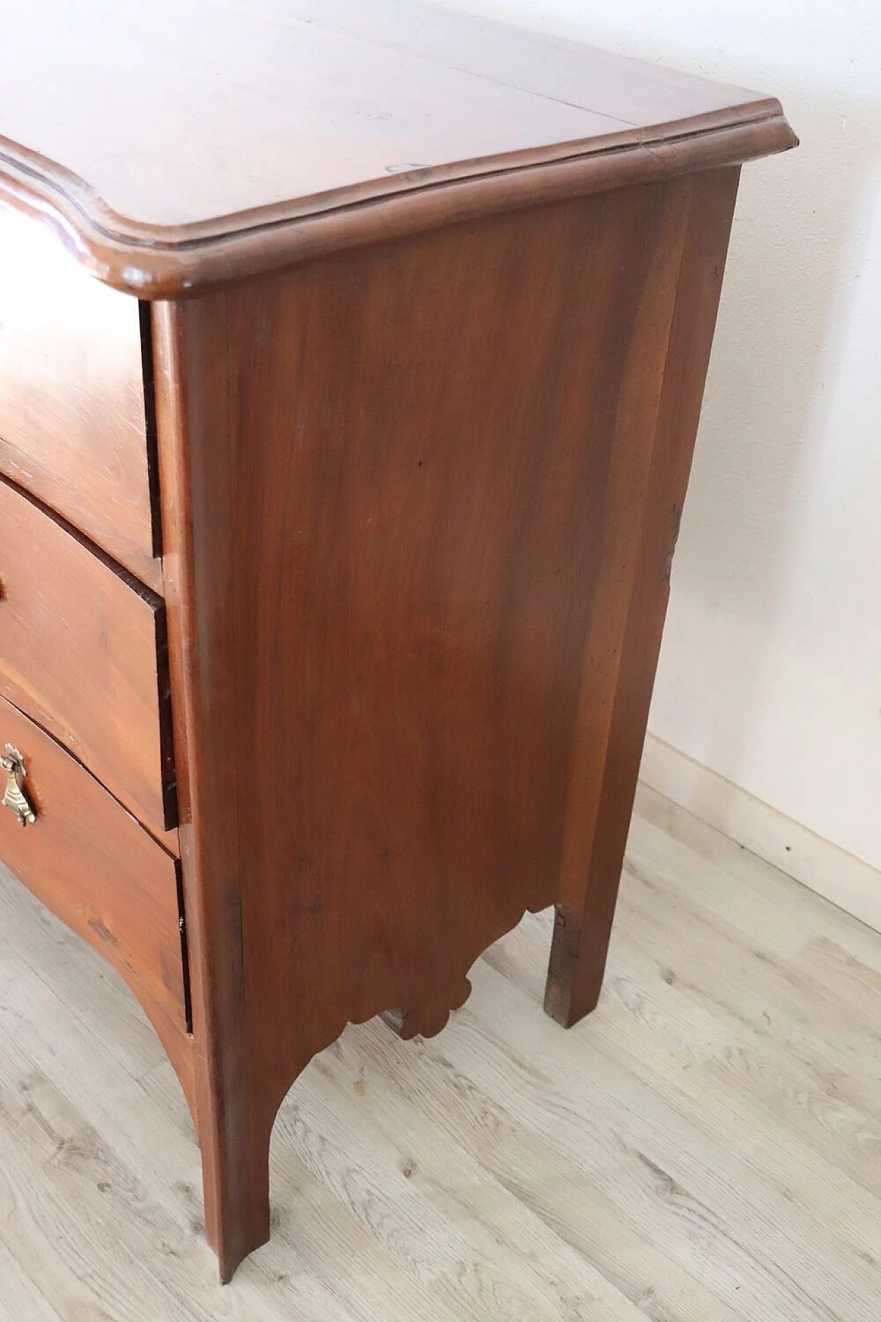 Louis XV Ligurian solid walnut dresser, mid-18th century 4